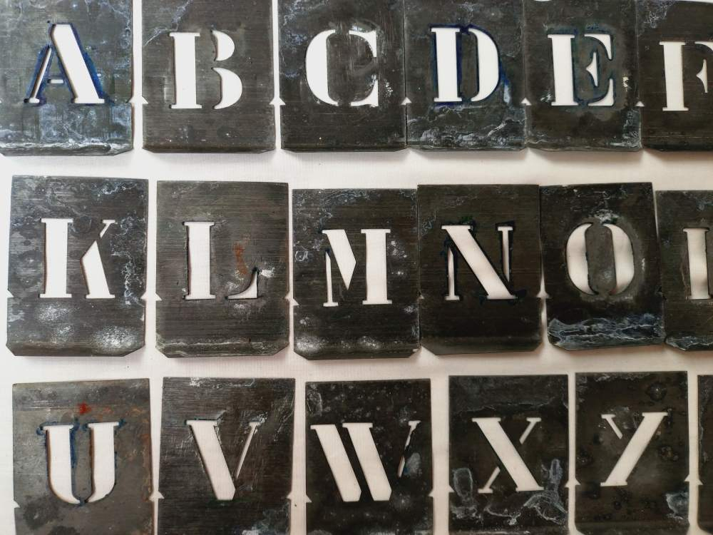 Pochoirs ancien alphabet en deux taillestaille et chiffres en zinc, complet. Bon état - Vue 4 - 