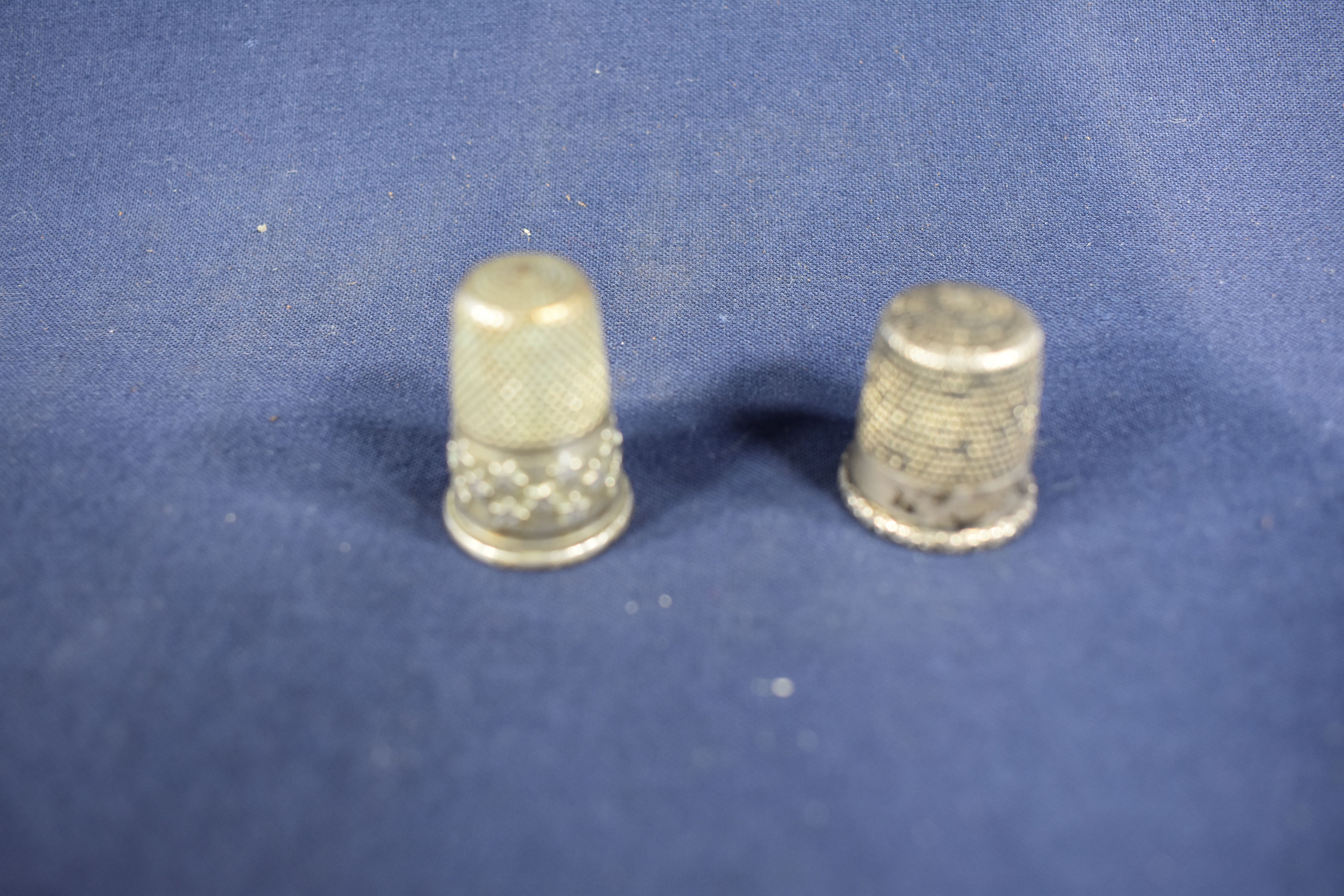 2 petits dés en argent avec décor étoilé. - Photo 1