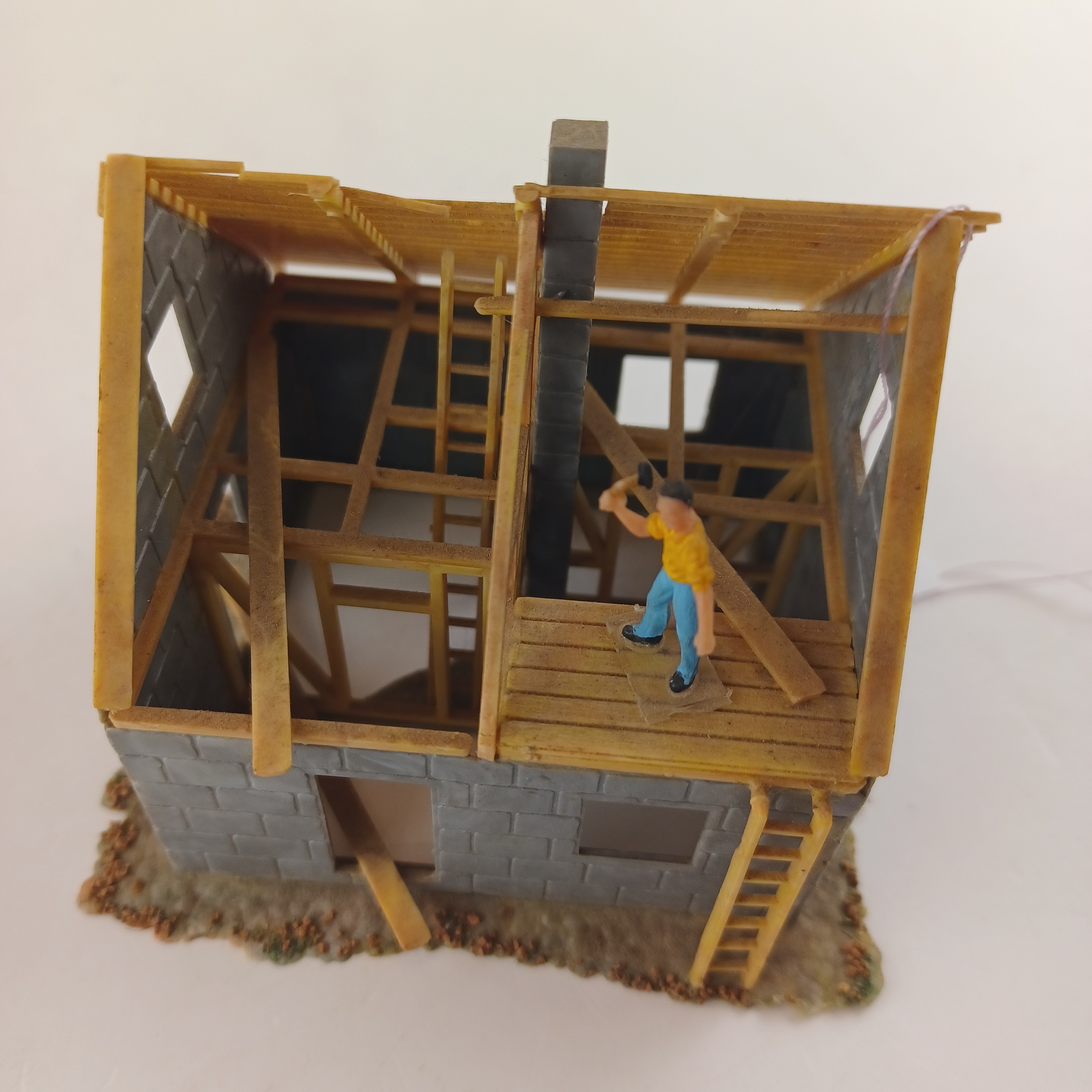 Voir photo 2 de Maquette de modélisme d'une maison en construction de 8x8x6 cm Maquette de modélisme d'une maison en construction de 8x8x6 cm Très bon état - Vue 2 -