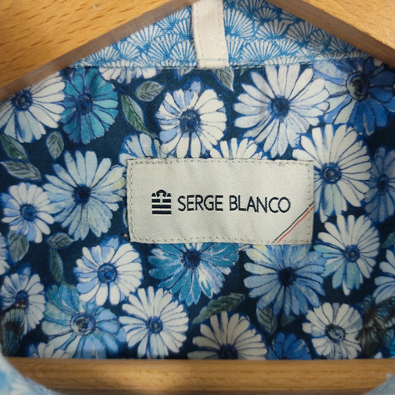 Voir photo 9 de Chemise homme manches courtes serge blanco bleu clair motifs discrets, doublure fleurie Chemise homme manches courtes serge blanco bleu clair motifs discrets, doublure fleurie Très bon état - Vue 9 -
