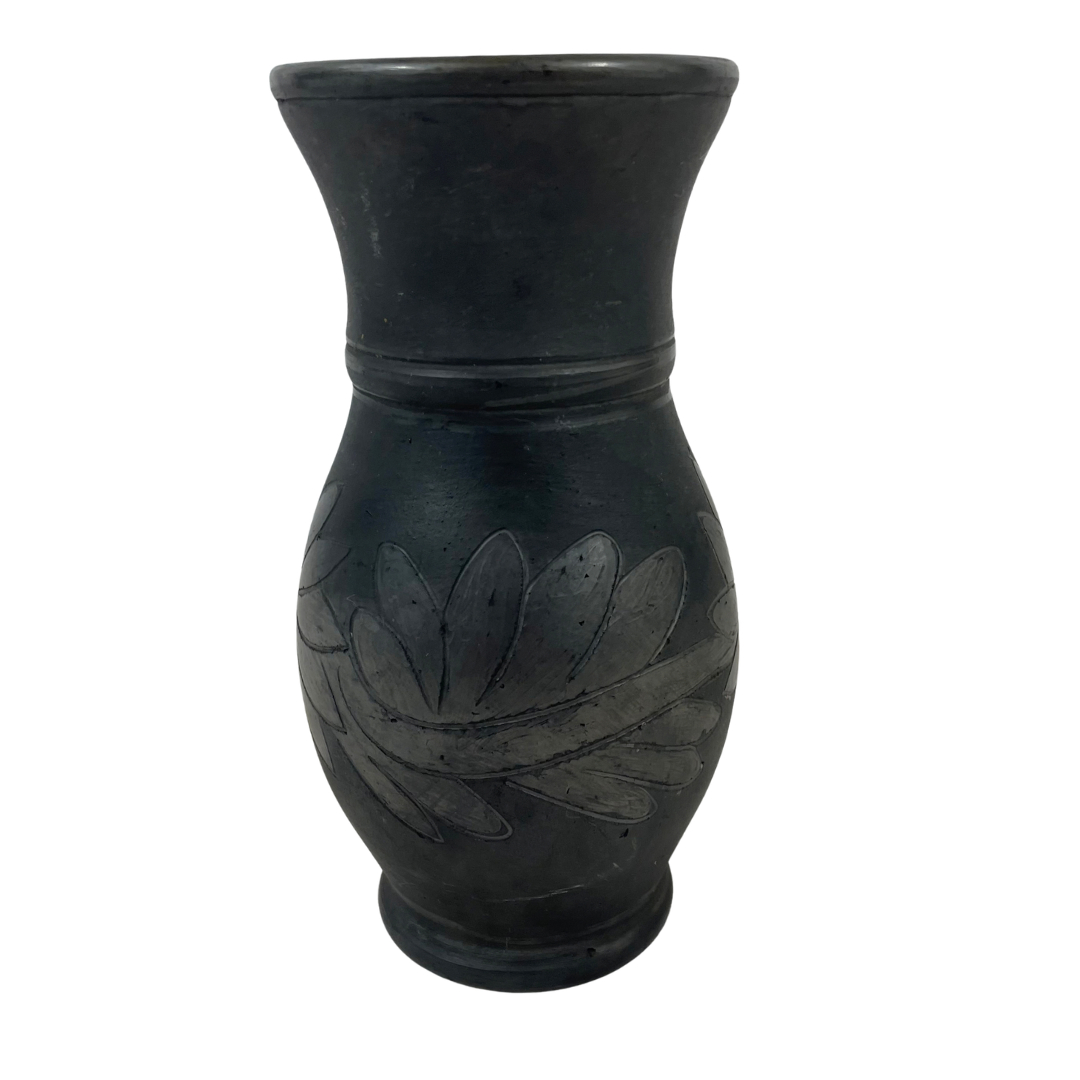 Voir photo 3 de Vase Artisanal en Céramique noire mat - Décor Floral Incisé Vase Artisanal en Céramique noire mat - Décor Floral Incisé Bon état - Vue 3 -