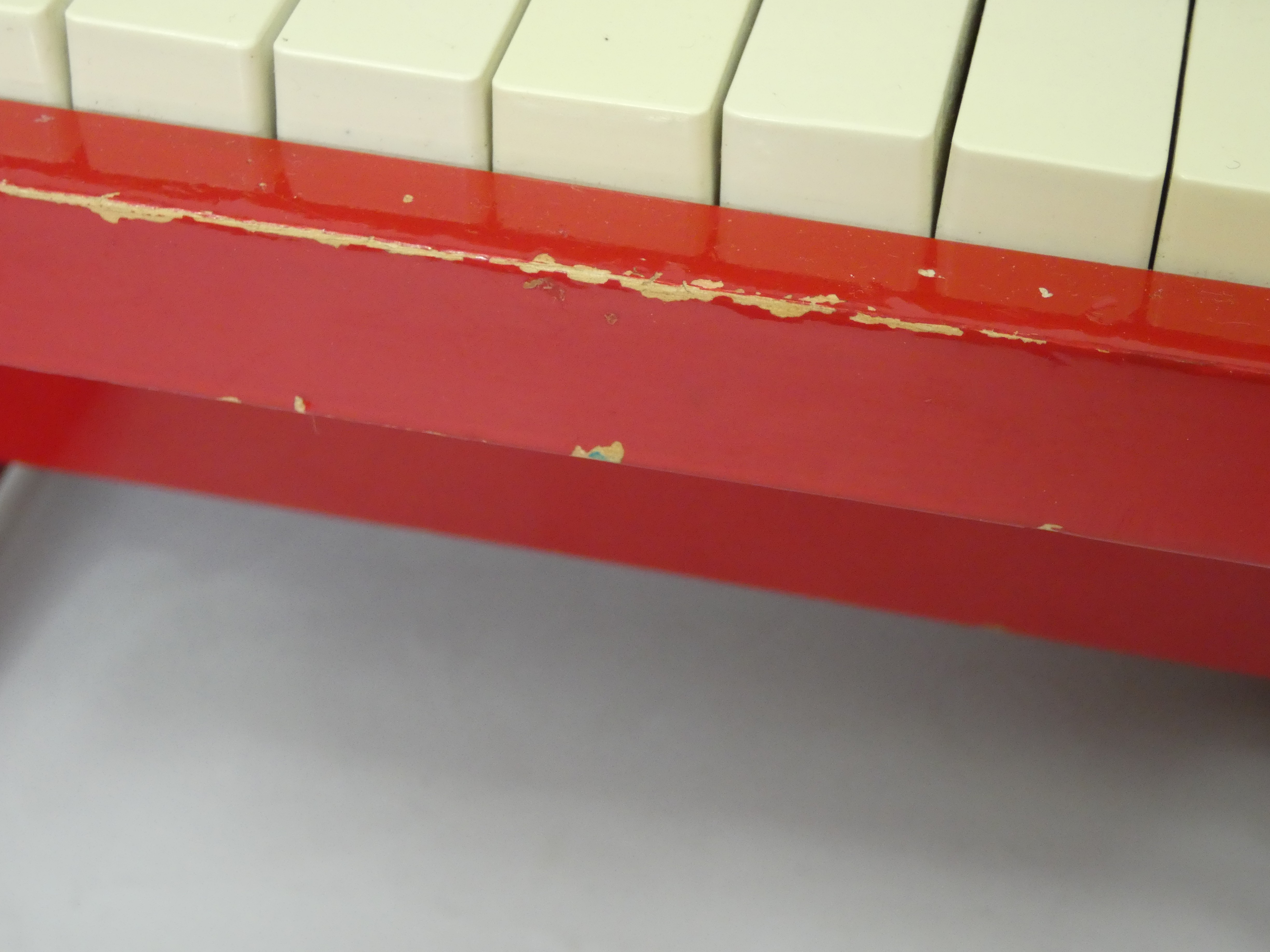 Voir photo 4 de Piano en bois rouge de 18 touches pour enfant de marque JANOD Piano en bois rouge de 18 touches pour enfant de marque JANOD Bon état - Vue 4 -