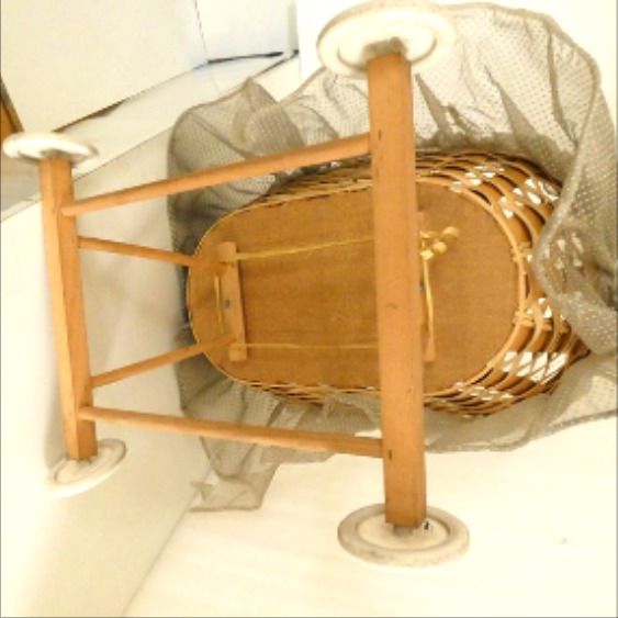 Voir photo 6 de Ancien grand landau en bois sur roulettes (hauteur 56 cm) Ancien grand landau en bois sur roulettes (hauteur 56 cm) Bon état - Vue 6 -