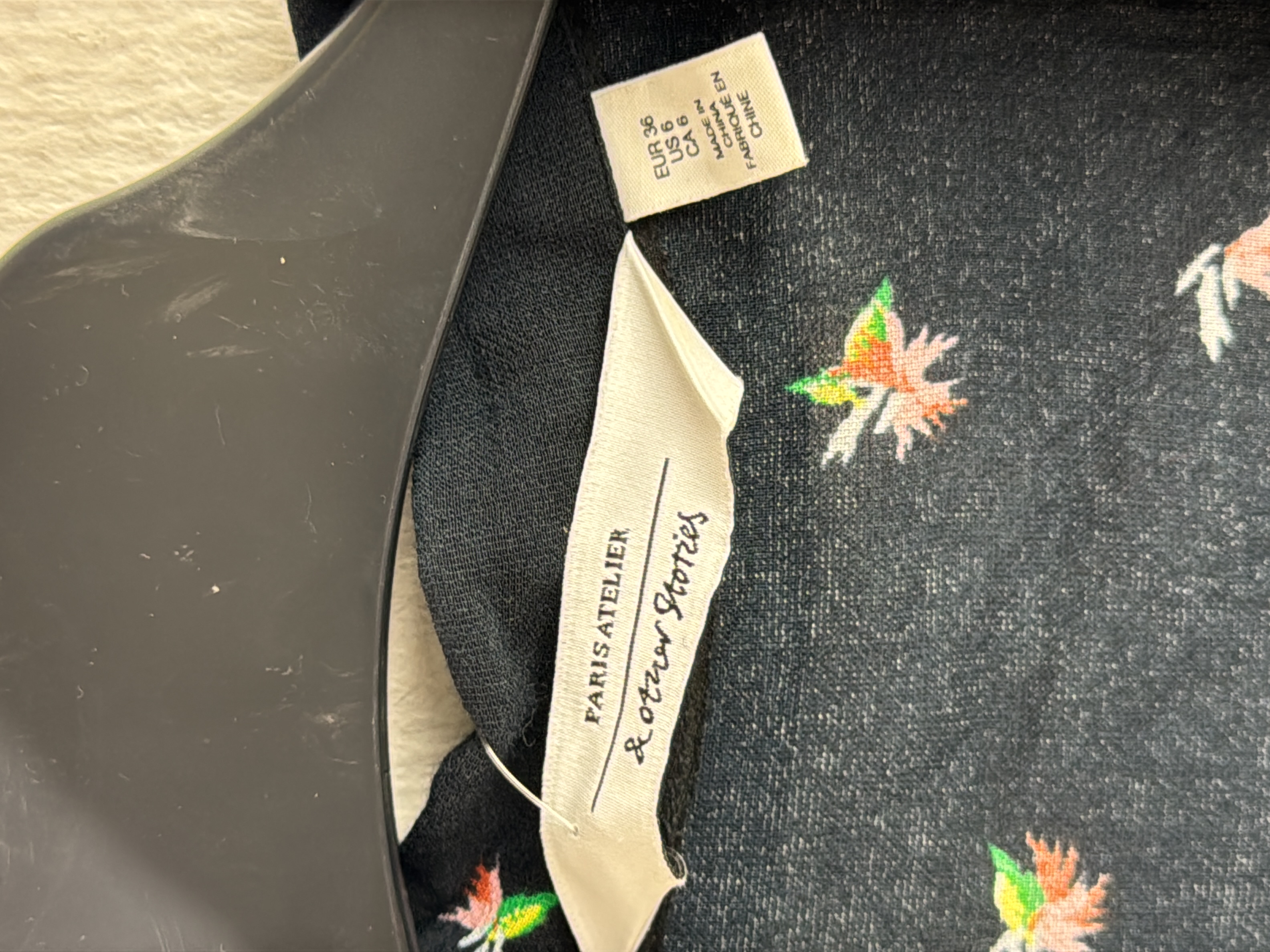 Voir photo 4 de Robe Noire Fleurie & Other Stories S 🌸 Robe Noire Fleurie & Other Stories S 🌸 - Vue 4 -
