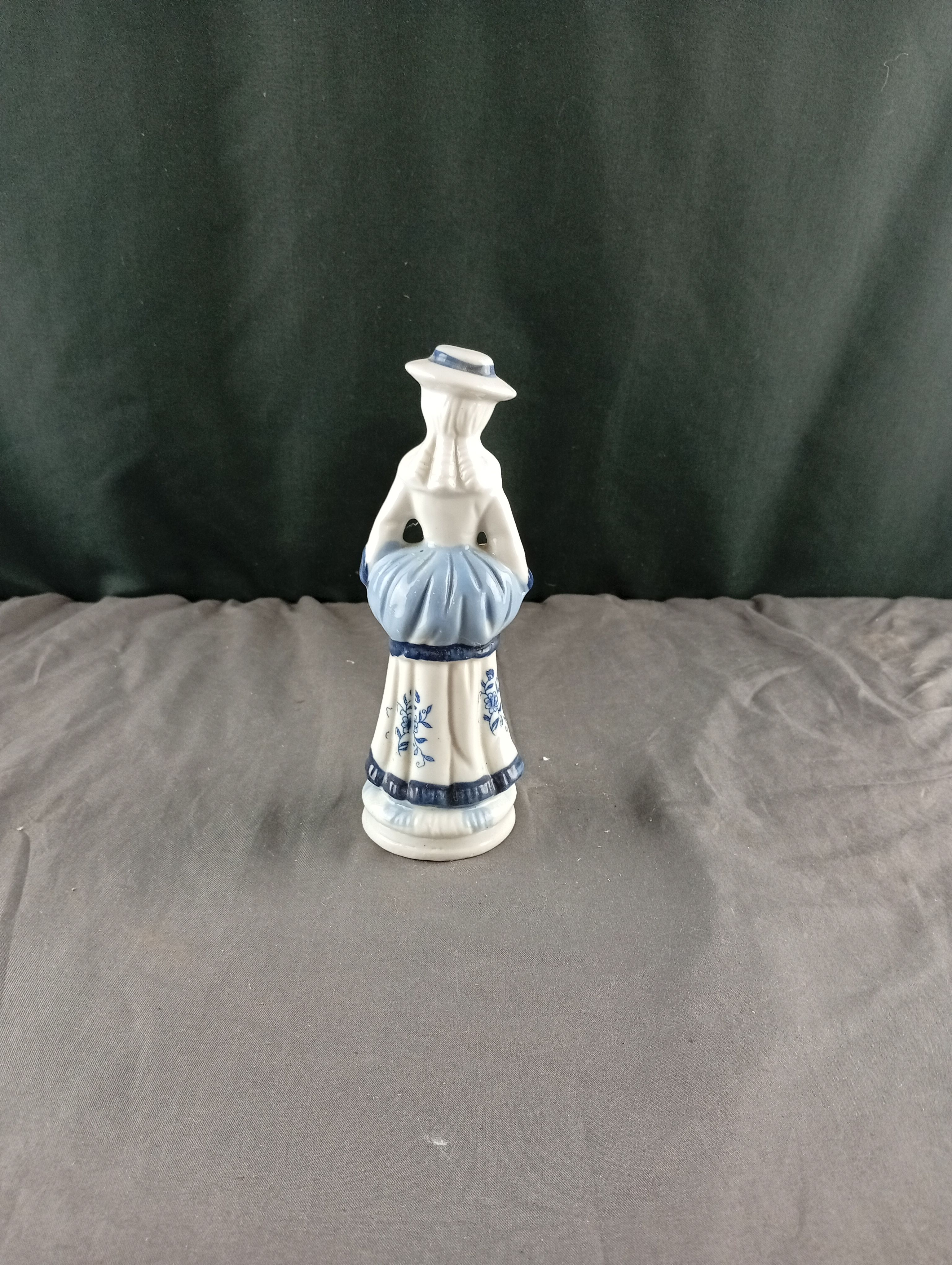 Figurine / bibelot en céramique vintage ancienne d'une femme avec son parapluie en porcelaine - Photo 2