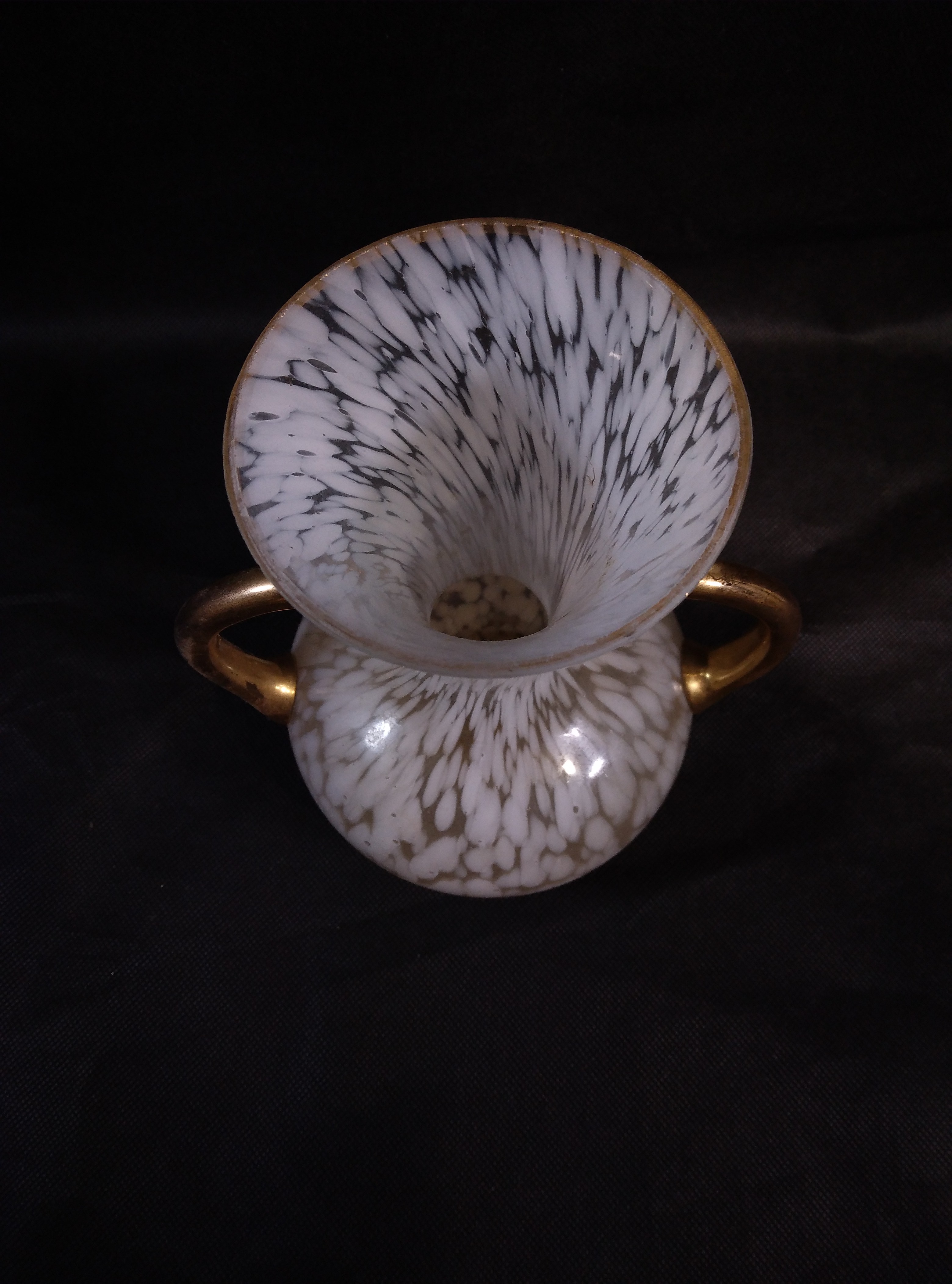 Voir photo 5 de Vase Vintage blanc moucheté avec anses dorées Vase Vintage blanc moucheté avec anses dorées Bon état - Vue 5 -