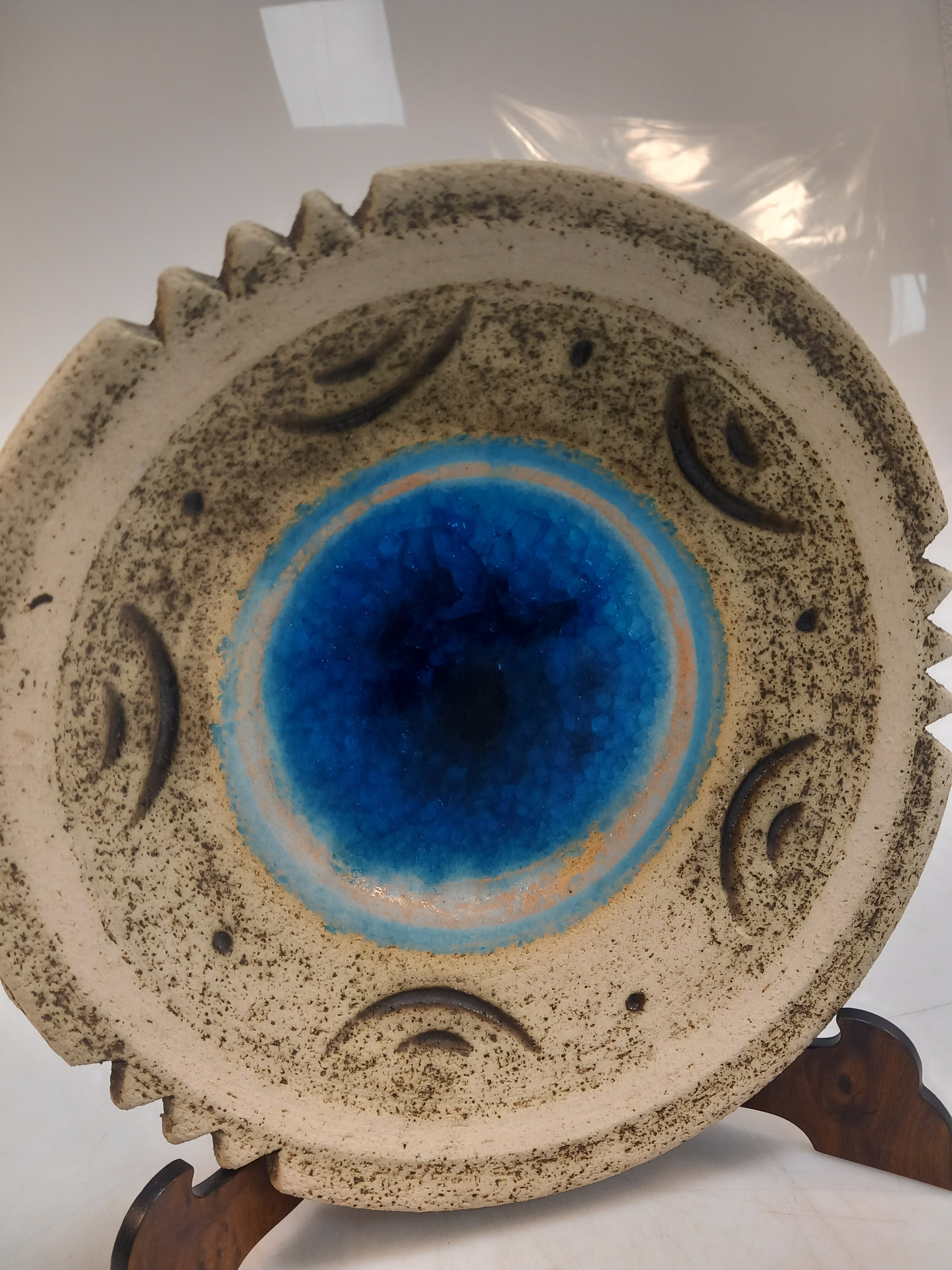 Jolie assiette murale en céramique, motif cratère bleu - Photo 1