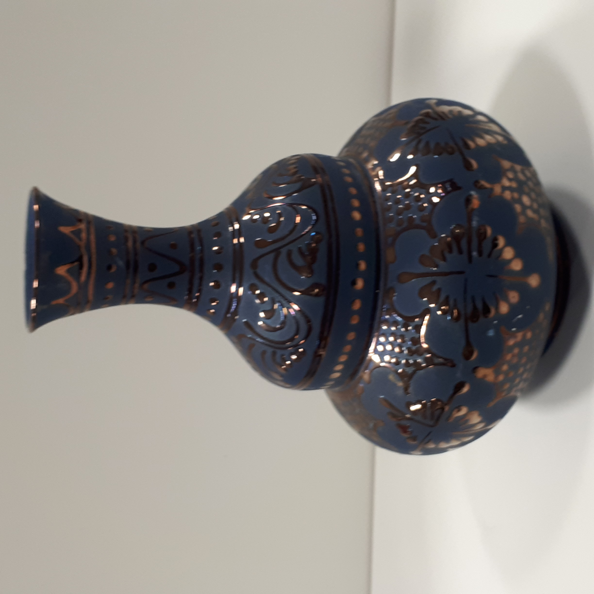 Acheter Vase en poterie céramiquée, à motifs dorés orientaux Bon état - 20,00 € Vase en poterie céramiquée, à motifs dorés orientaux Bon état - reconditionné disponible sur Label Emmaüs