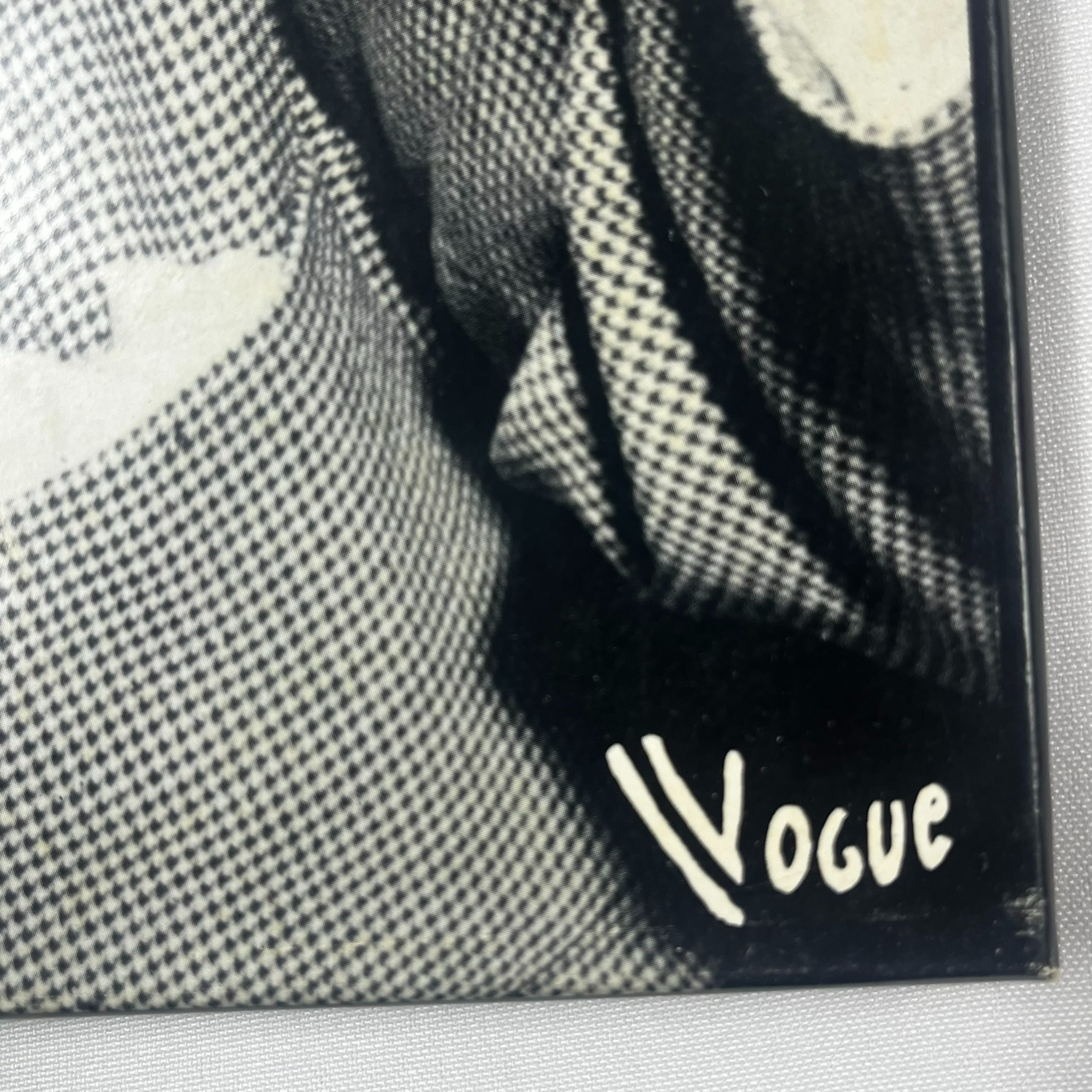 Voir photo 2 de Coffret collector l'inoubliable Django Reinhard etition vogue Coffret collector l'inoubliable Django Reinhard etition vogue Très bon état - Vue 2 -