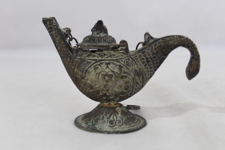 Lot de 4 anciennes petites lampes à huile Aladin rave ou veilleuse en bronze Très bon état - Vue 7 - 