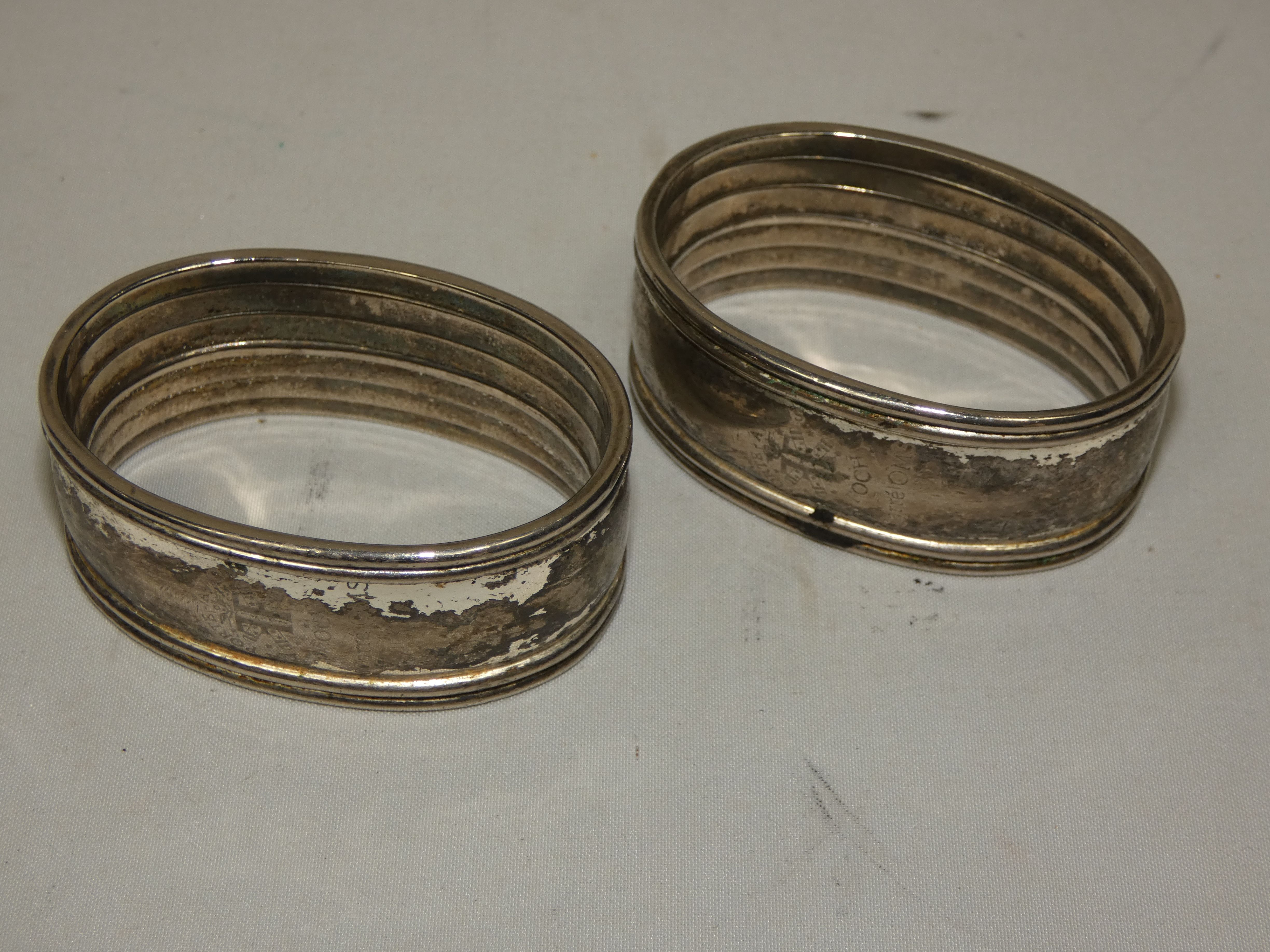 Paire de ronds de serviette en métal argenté du Porte-avion FOCH - Photo 1