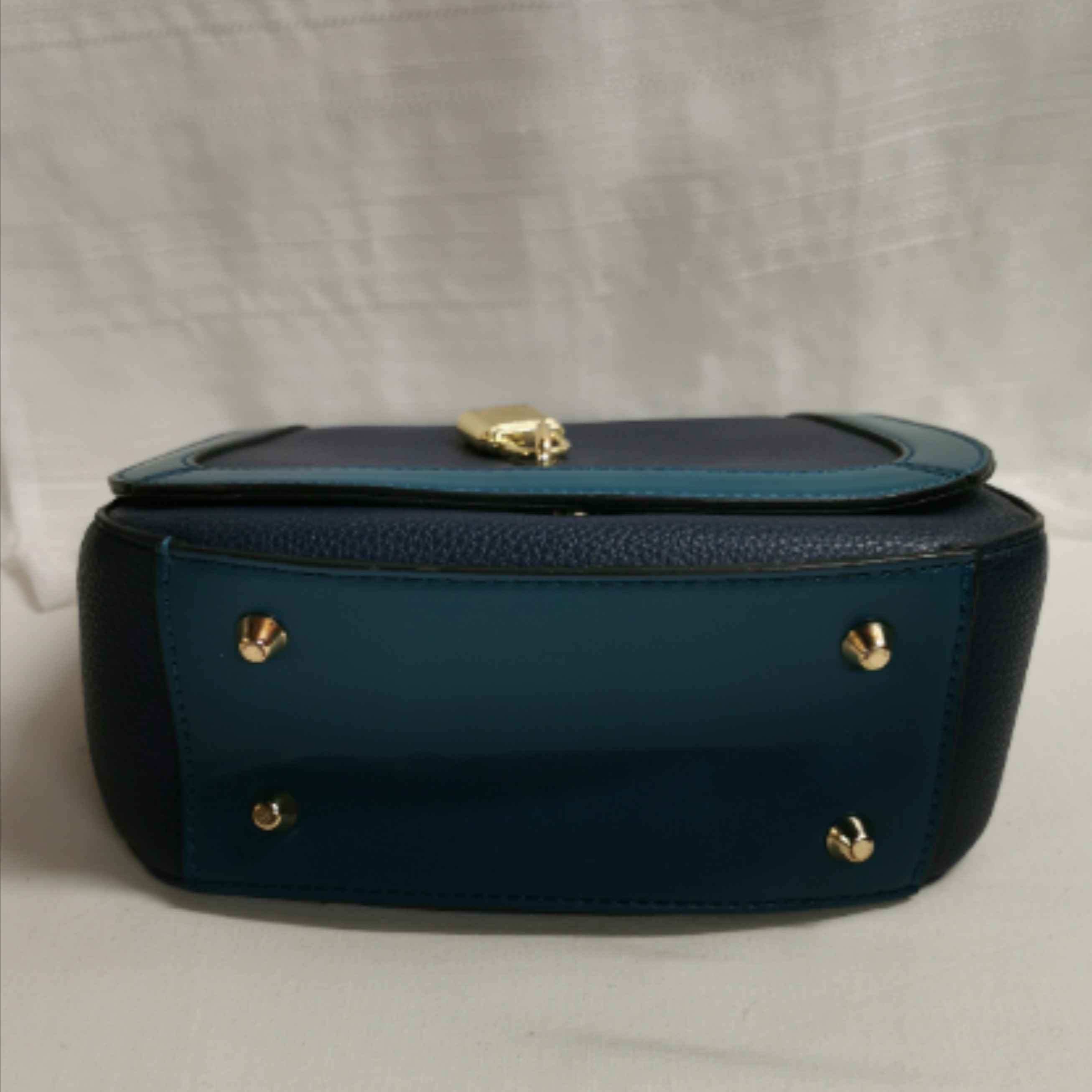 Voir photo 4 de Sac Bandoulière bleu marine .TED LAPIDUS. Sac Bandoulière bleu marine .TED LAPIDUS. Comme neuf - Vue 4 -