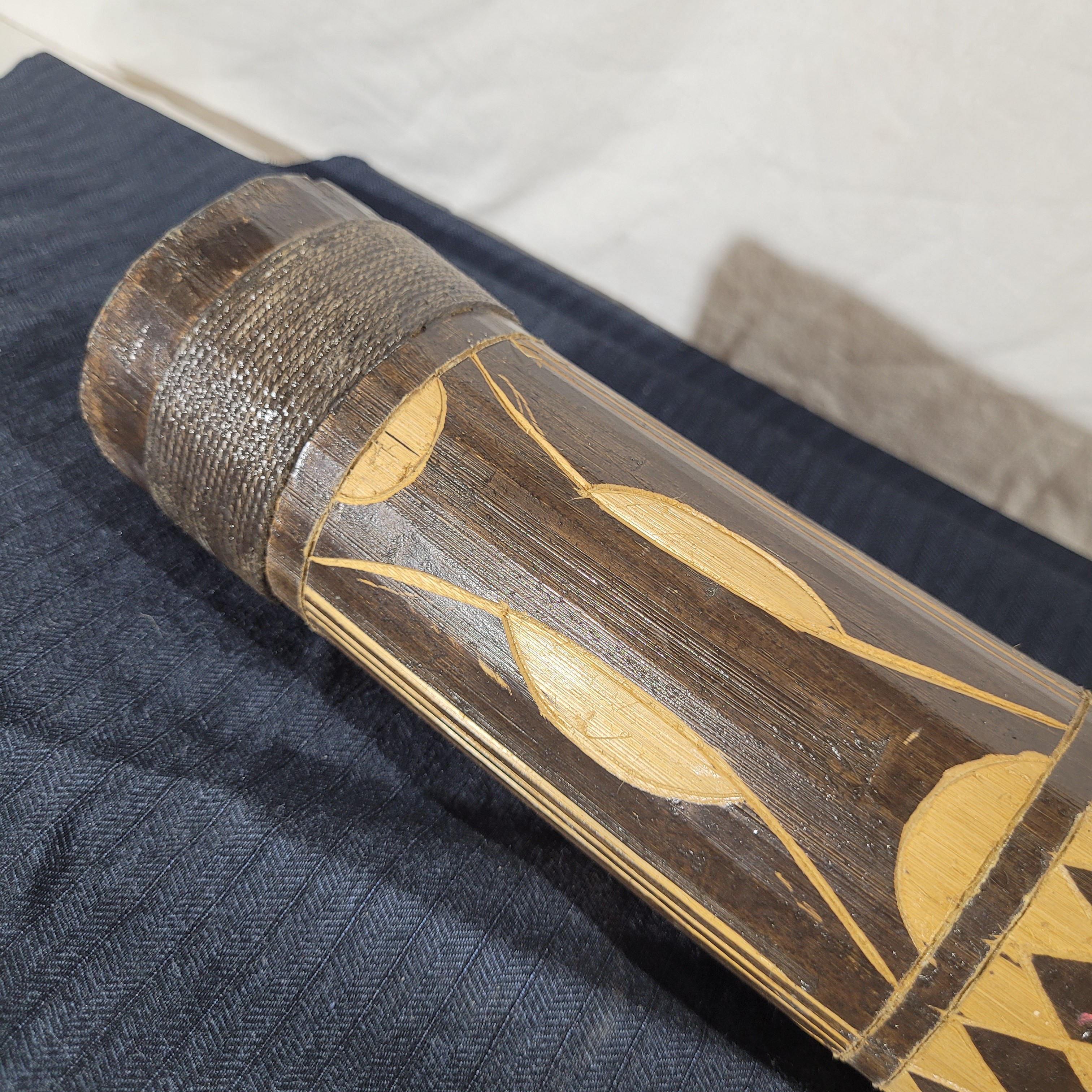 Grand didgeridoo aborigène en bois peint - 117 cm  - Vue 6 - 