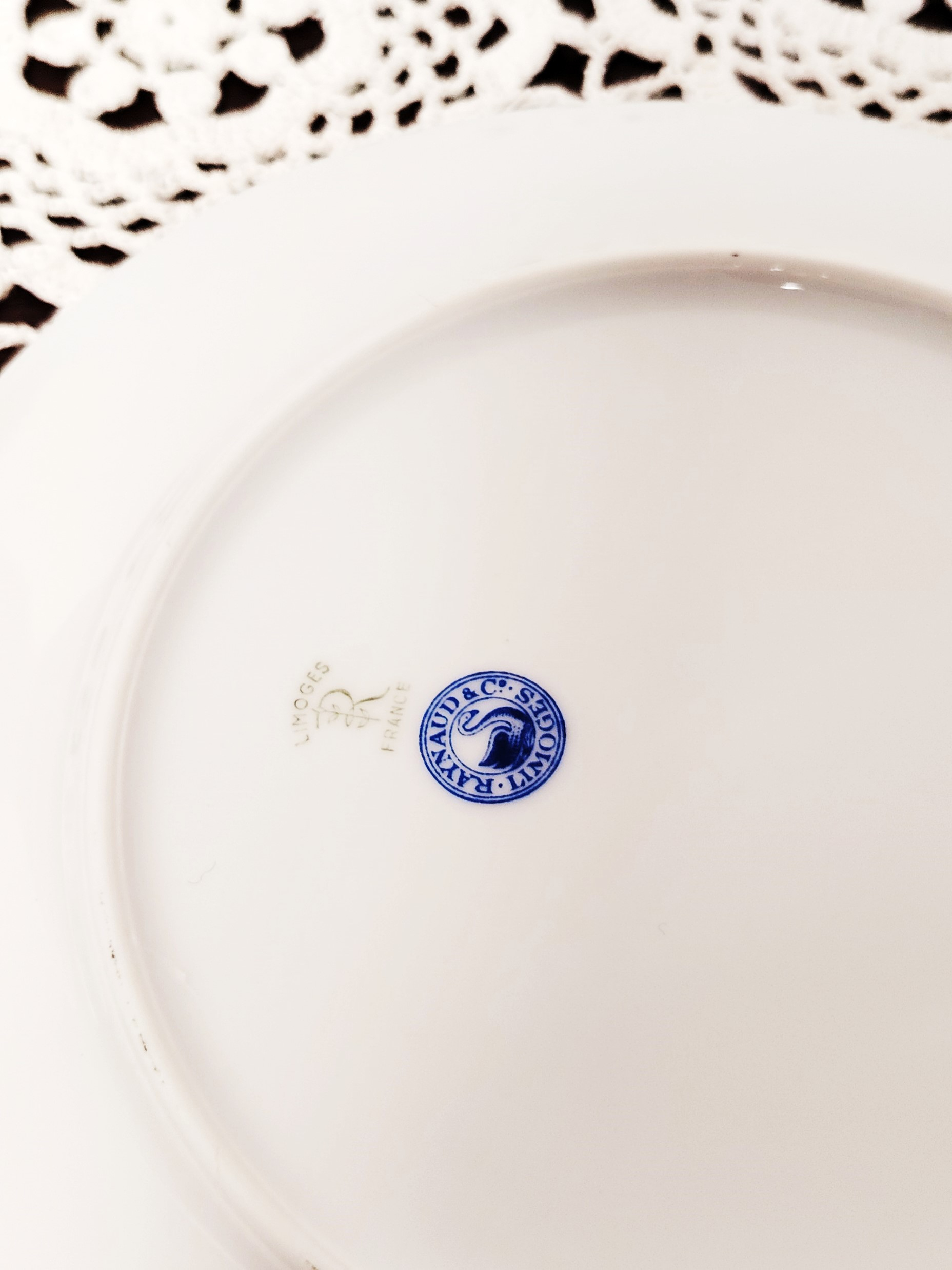 Raynaud Ensemble de 12 Assiettes en porcelaine de Limoges motif roses - Photo 2