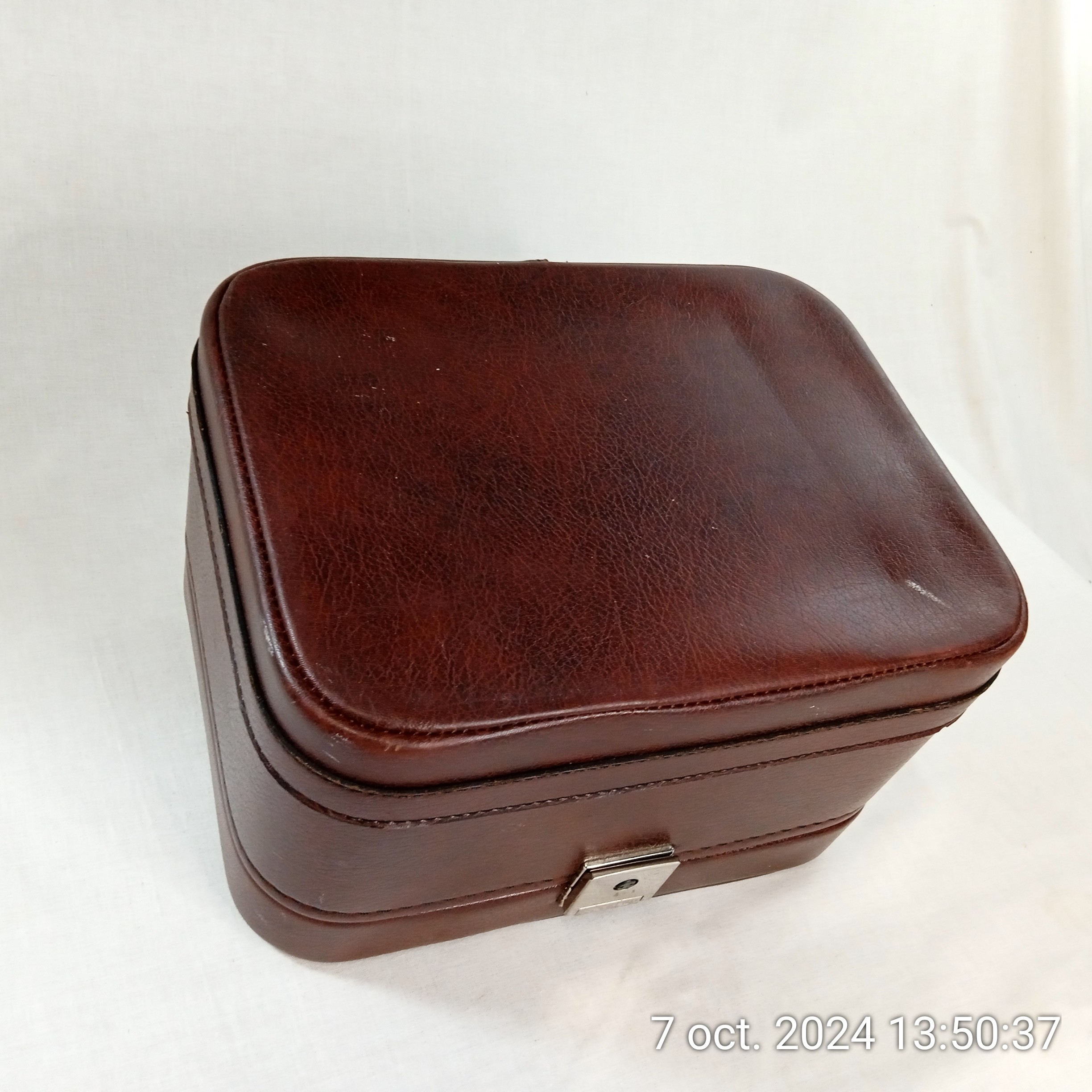 Vanity case rigide en cuir marron années 60 Bon état - Vue 4 - 