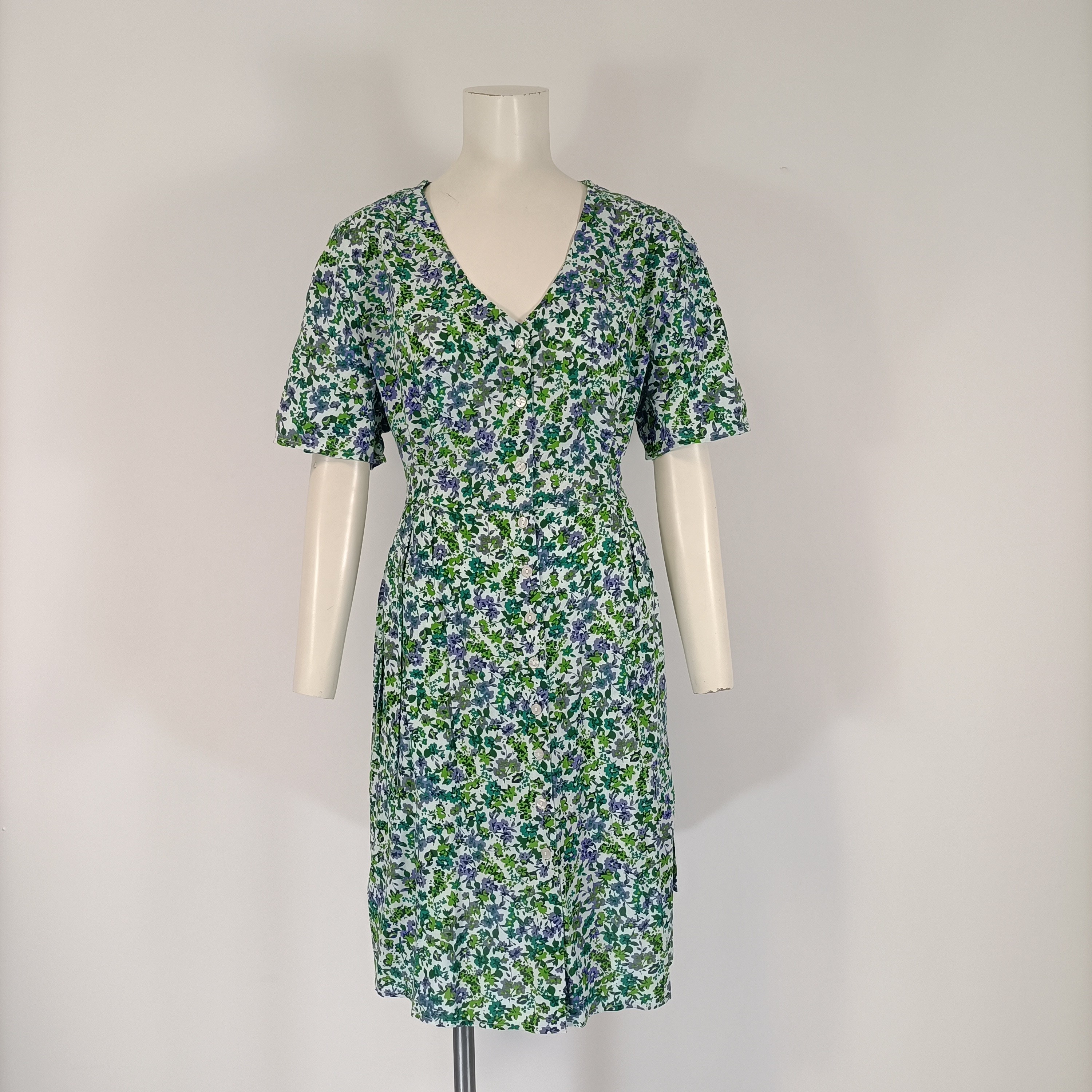 Robe fleurie verte bleu boutonnée manches courtes taille ajustée Comme neuf - Vue 7 - 