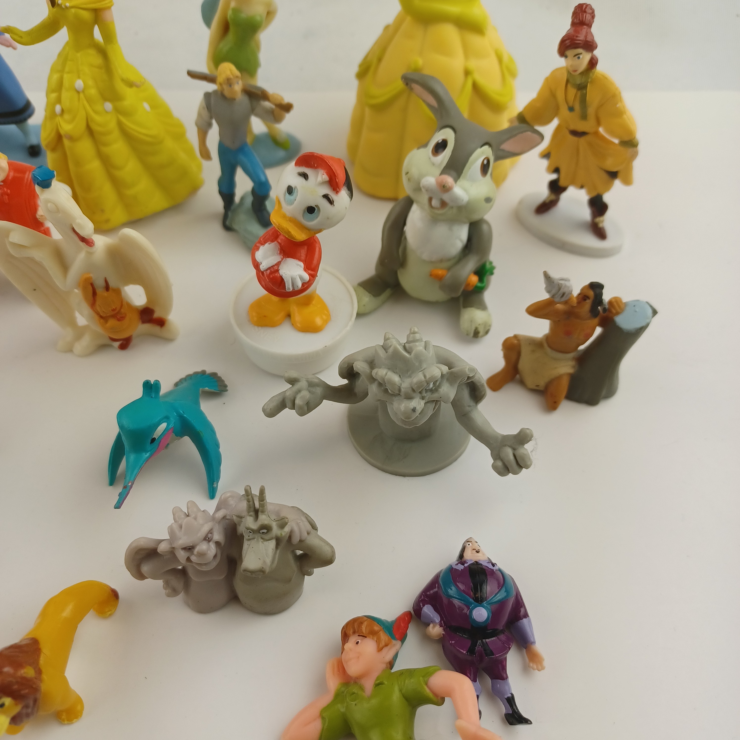 Lot de 34 figurines Disney (La belle et la Bête, Hercules, La reine des Neiges, Picsou, Notre dame de Paris, Peter Pan, La petite sirène, les 101 Dalmatiens, Pocahontas, Le Roi Lion, Anastasia, Blanche Neige et Bambi) Très bon état - Vue 7 - 
