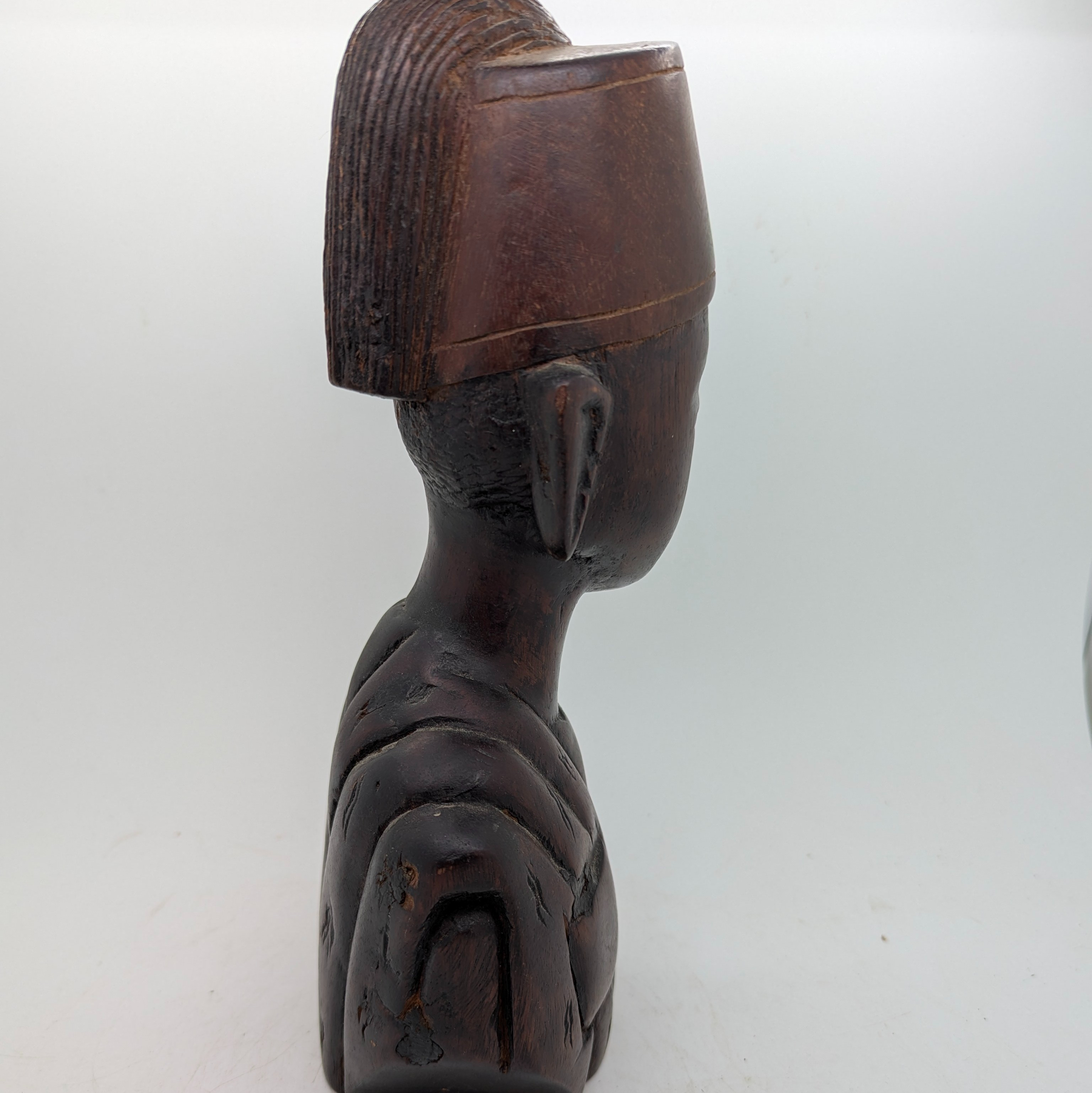 Buste en bois rouge sculpté homme portant le fez H : 24 cm - Photo 1