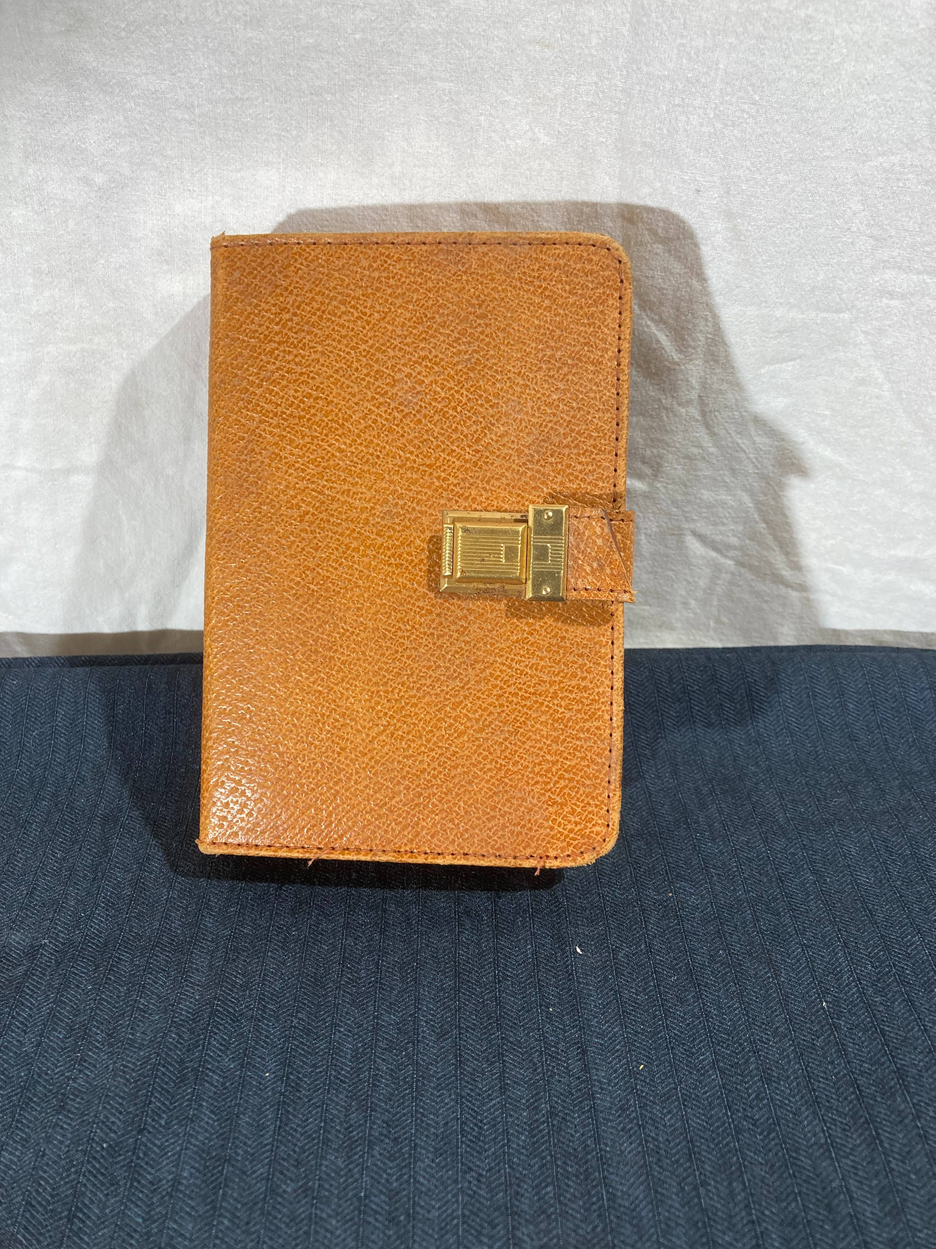 Voir photo 3 de Coffret de Bridge Vintage en Cuir, Complet avec Cartes et Carnet de Score Coffret de Bridge Vintage en Cuir, Complet avec Cartes et Carnet de Score Très bon état - Vue 3 -