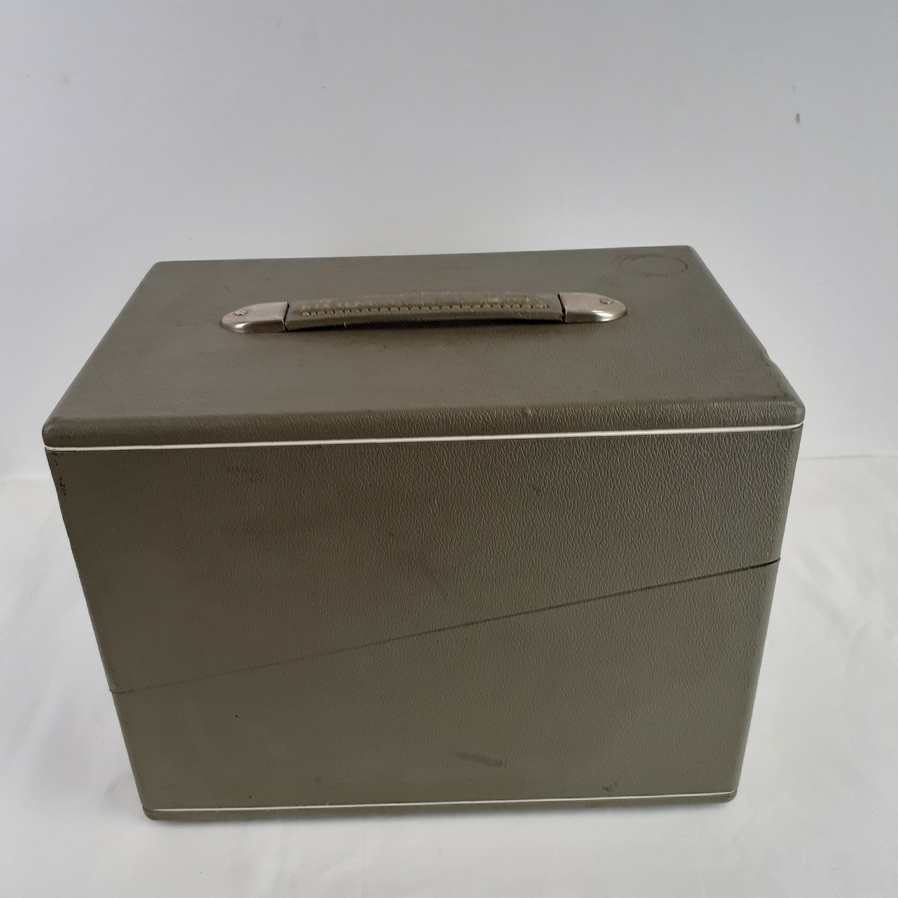 Voir photo 4 de Valise projecteur film - Euming P8 - boite de rangement Valise projecteur film - Euming P8 - boite de rangement Bon état - Vue 4 -
