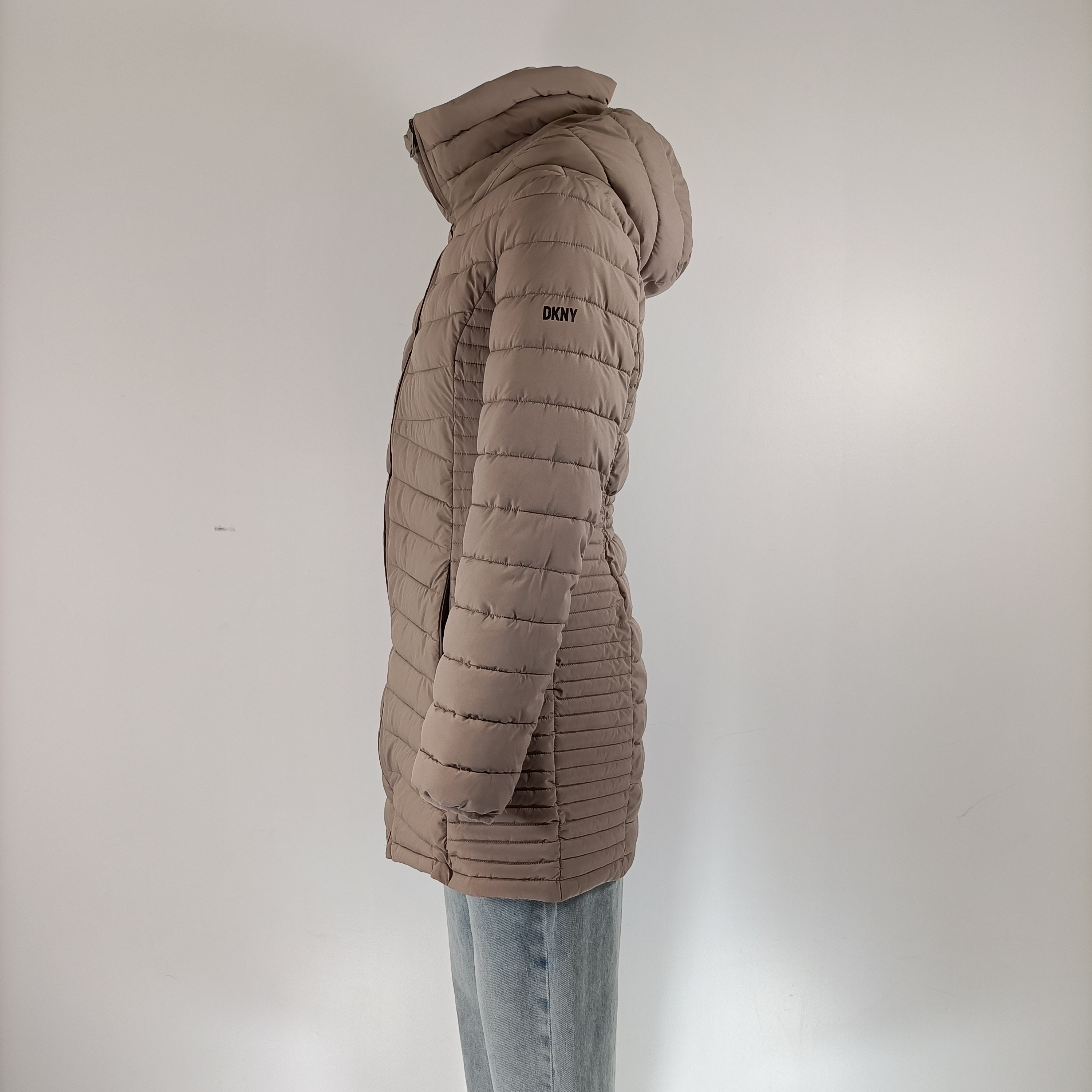 Doudoune beige DKNY Donna Karan New York à capuche, coupe mi-longue légère et chaude, logo dos, taille S  - Vue 6 - 