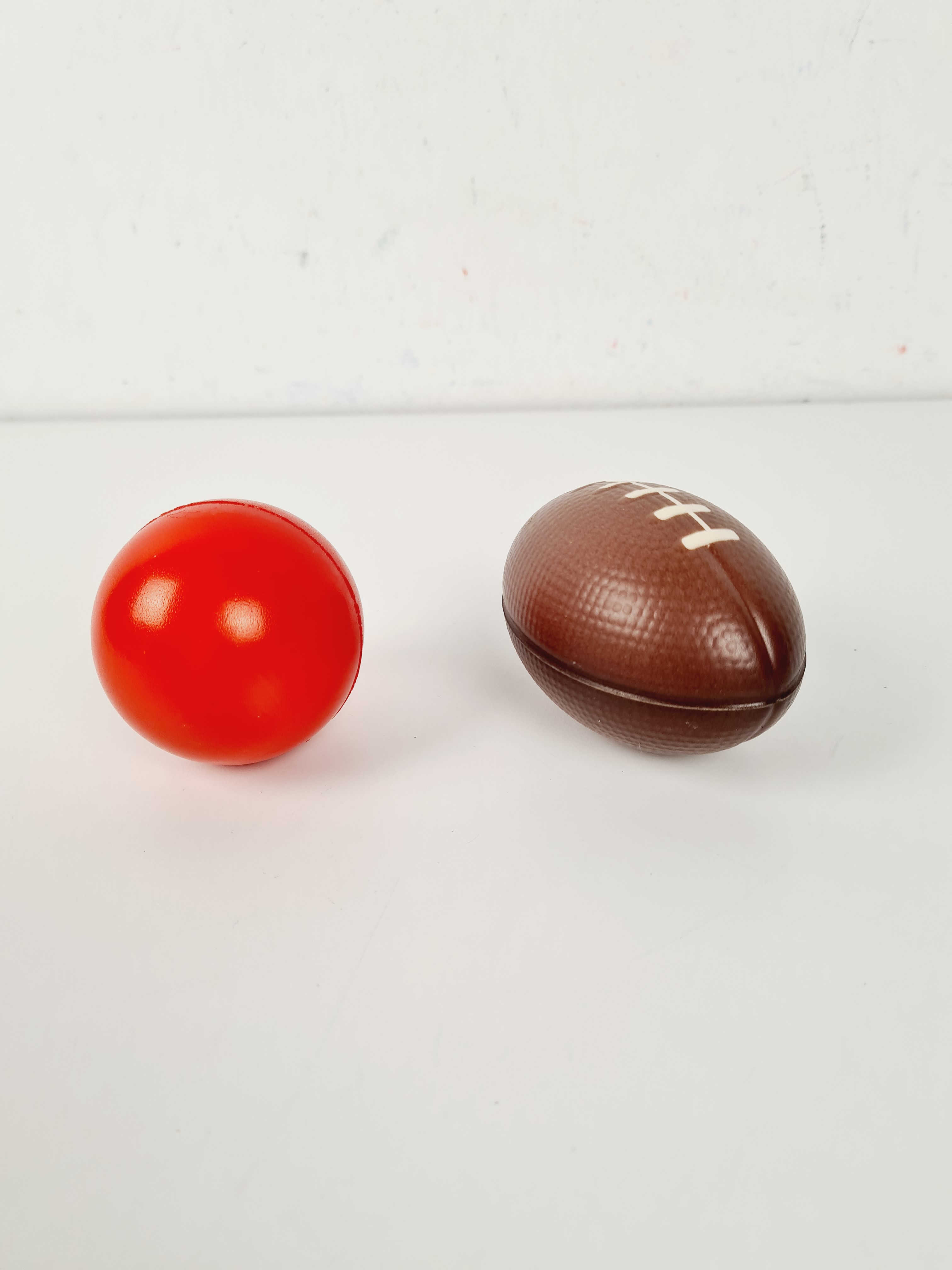 Ball en mousse - Lot de 2 balle anti-stress Mini ballon de rugby et Boule rouge - 7 cm - Photo 1