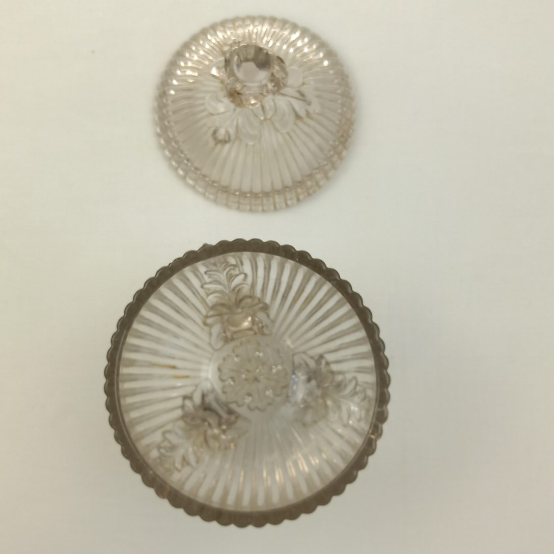 Voir photo 5 de Sucrier Bonbonnière Sphérique en Verre Strié sur tripode Style Portieux Sucrier Bonbonnière Sphérique en Verre Strié sur tripode Style Portieux État correct - Vue 5 -