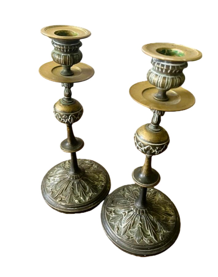 Acheter Paire de bougeoirs anciens en laiton État correct - 20,00 € Paire de bougeoirs anciens en laiton État correct - reconditionné disponible sur Label Emmaüs