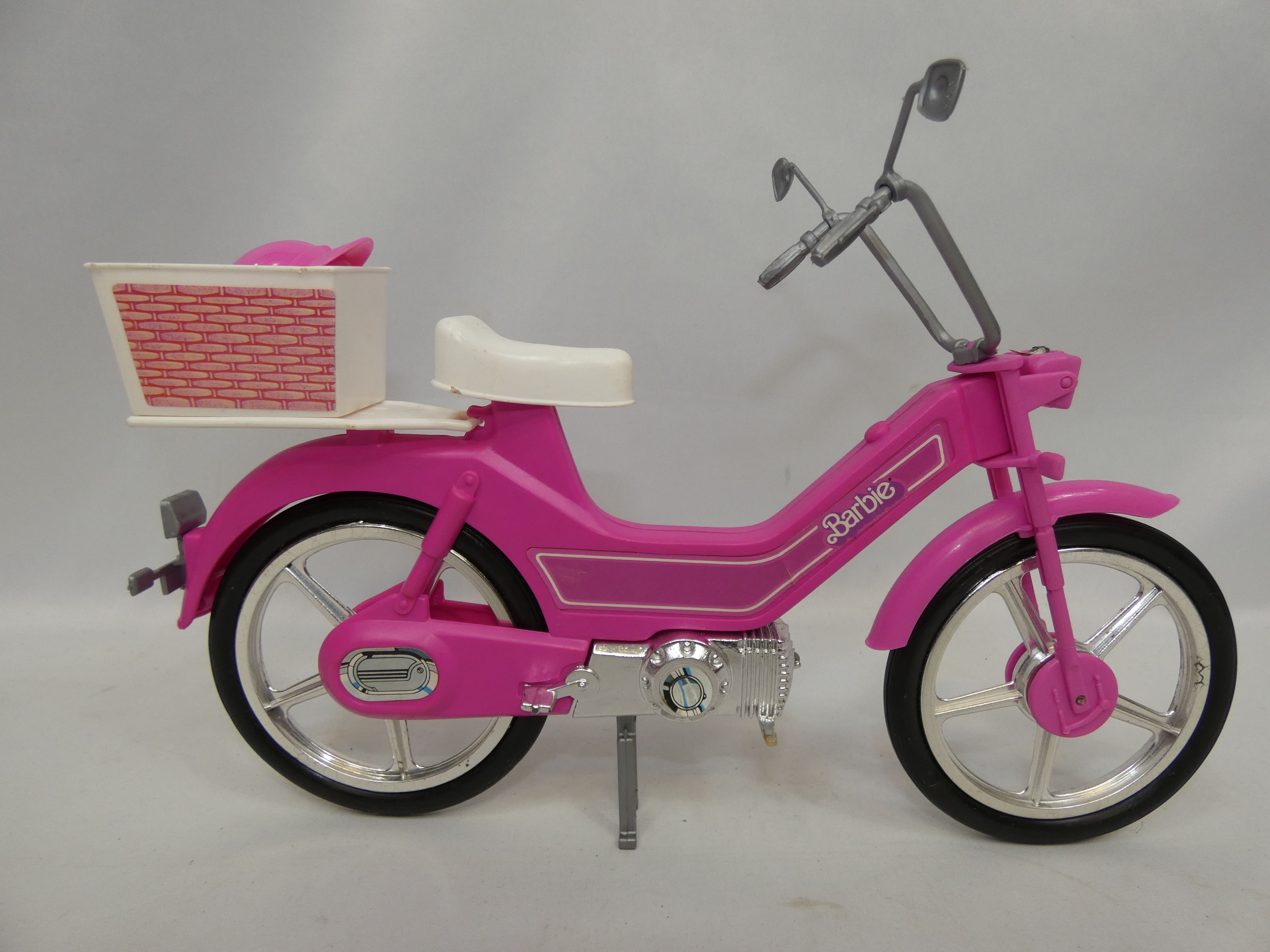 Voir photo 3 de Barbie le vélomoteur MATTEL 4856 Barbie le vélomoteur MATTEL 4856 Bon état - Vue 3 -