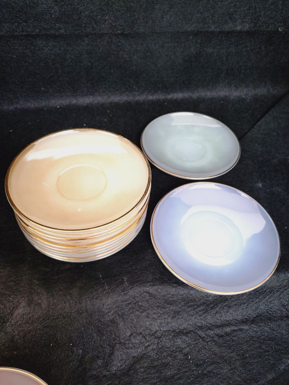 Lot de 7 tasses pastel en opaline ARCOPAL et 19 petites sous-assiettes- style vintage. - Photo 6