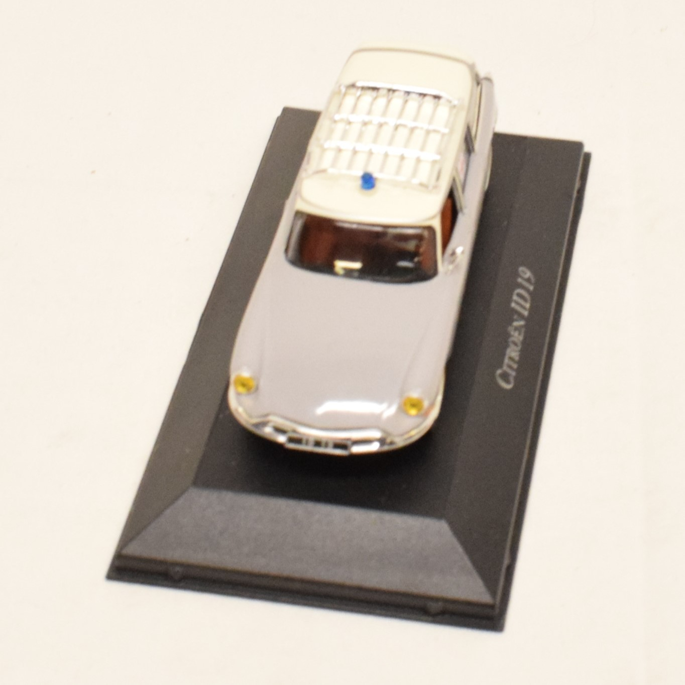 Voir photo 2 de Citroën ID 19 ambulance au 1:43 Ambulance collection édition ATLAS Citroën ID 19 ambulance au 1:43 Ambulance collection édition ATLAS - Vue 2 -