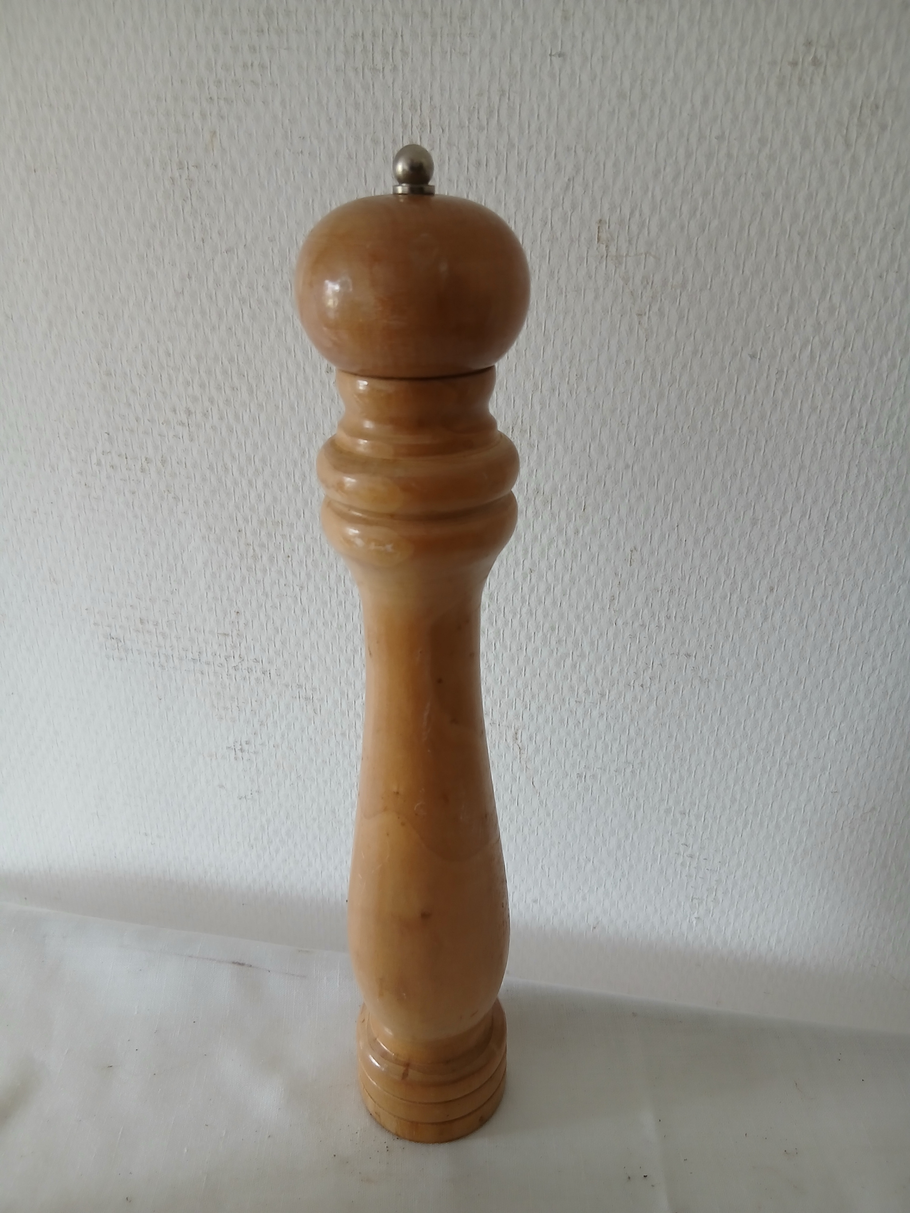 Lot de 3 moulins à poivre en bois dont un peugeot et un marlux. Bon état - Vue 6 - 