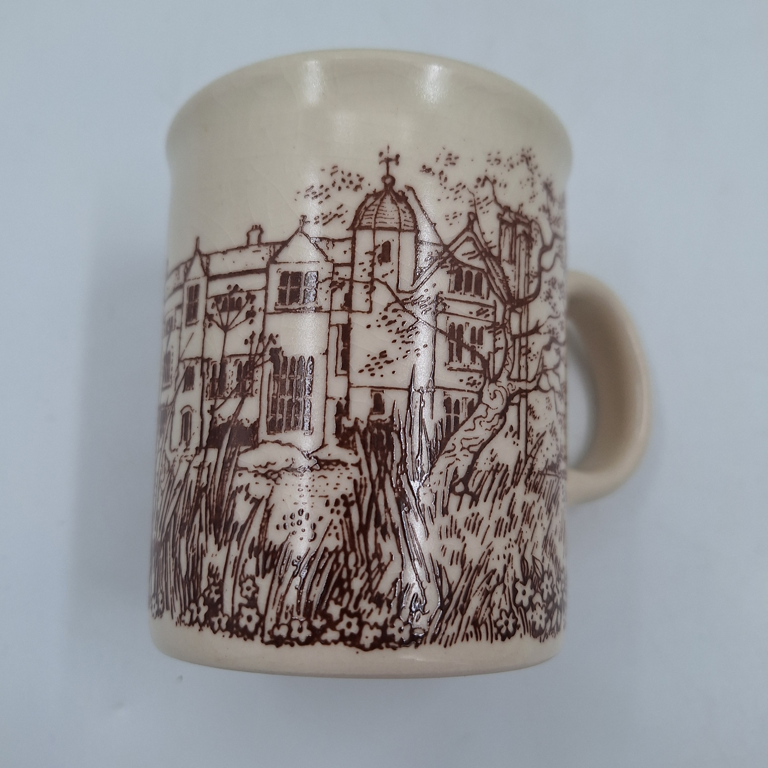Voir photo 6 de Lot de 6 tasses / mugs. Céramique. Crème avec décor de village. Estampillées sous les pièces « MADE IN ENGLAND ». Lot de 6 tasses / mugs. Céramique. Crème avec décor de village. Estampillées sous les pièces « MADE IN ENGLAND ». Très bon état - Vue 6 -