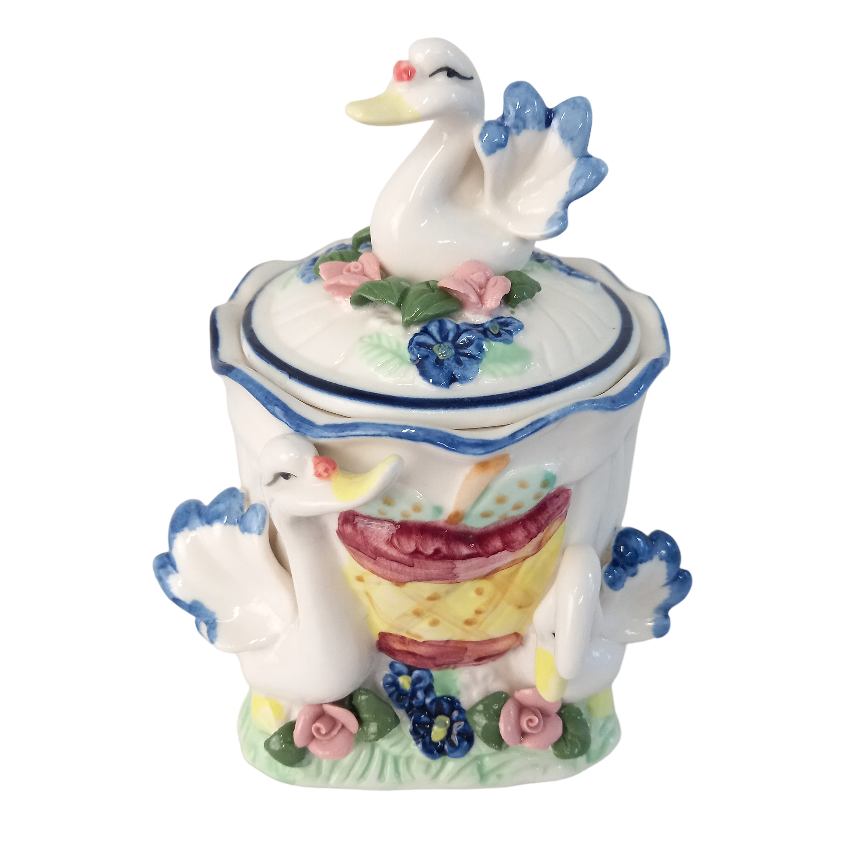 Petite bonbonnière en porcelaine décorée de cygnes et de fleurs en faux biscuit. Très bon état -  reconditionné disponible sur Label Emmaüs