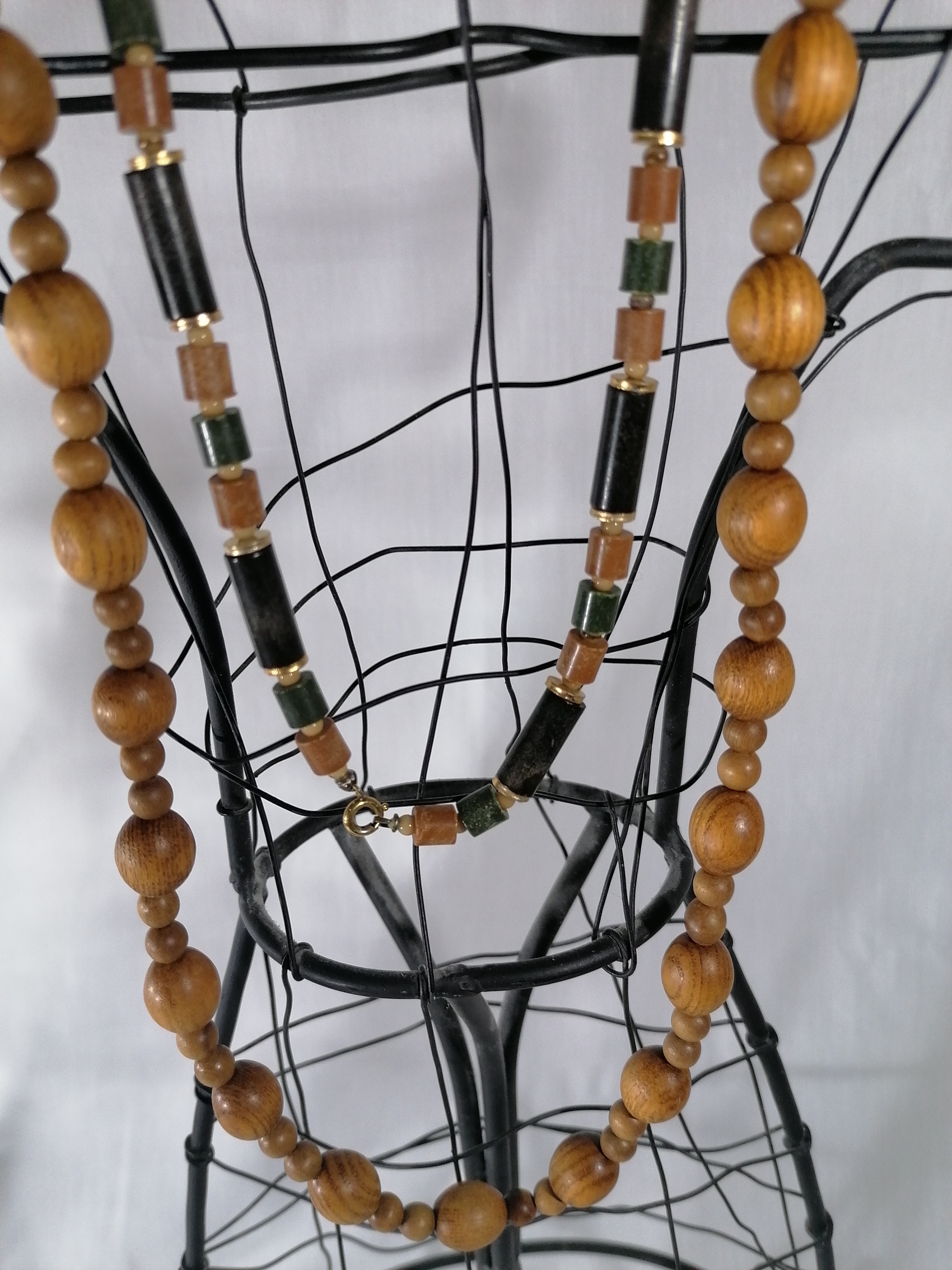 Lot de 2 colliers de perles en bois  Très bon état - Vue 3 - 