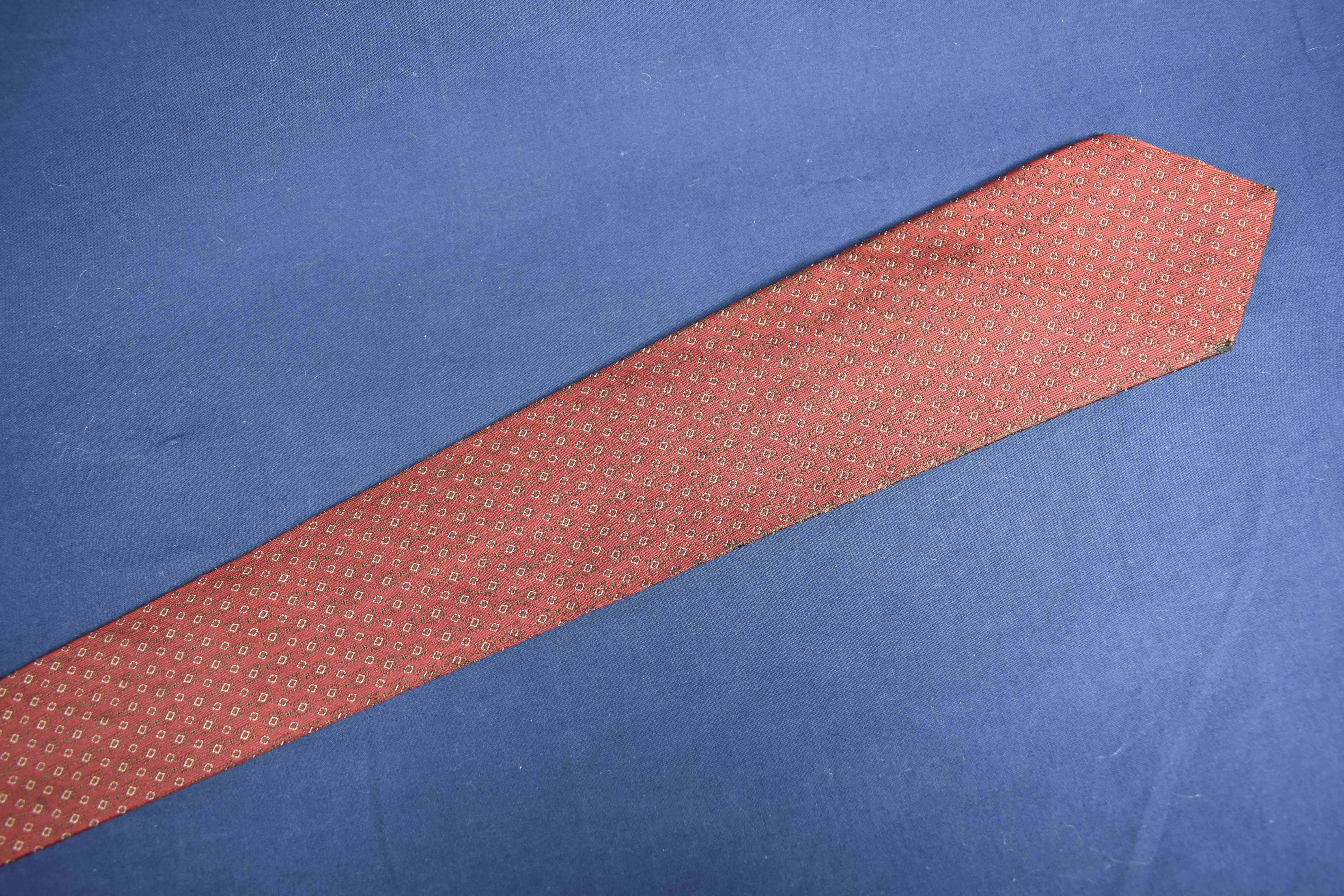 Cravate en soie HERMES de couleur Bordeaux ( petite trace de brûlure restaurable ) - Photo 10