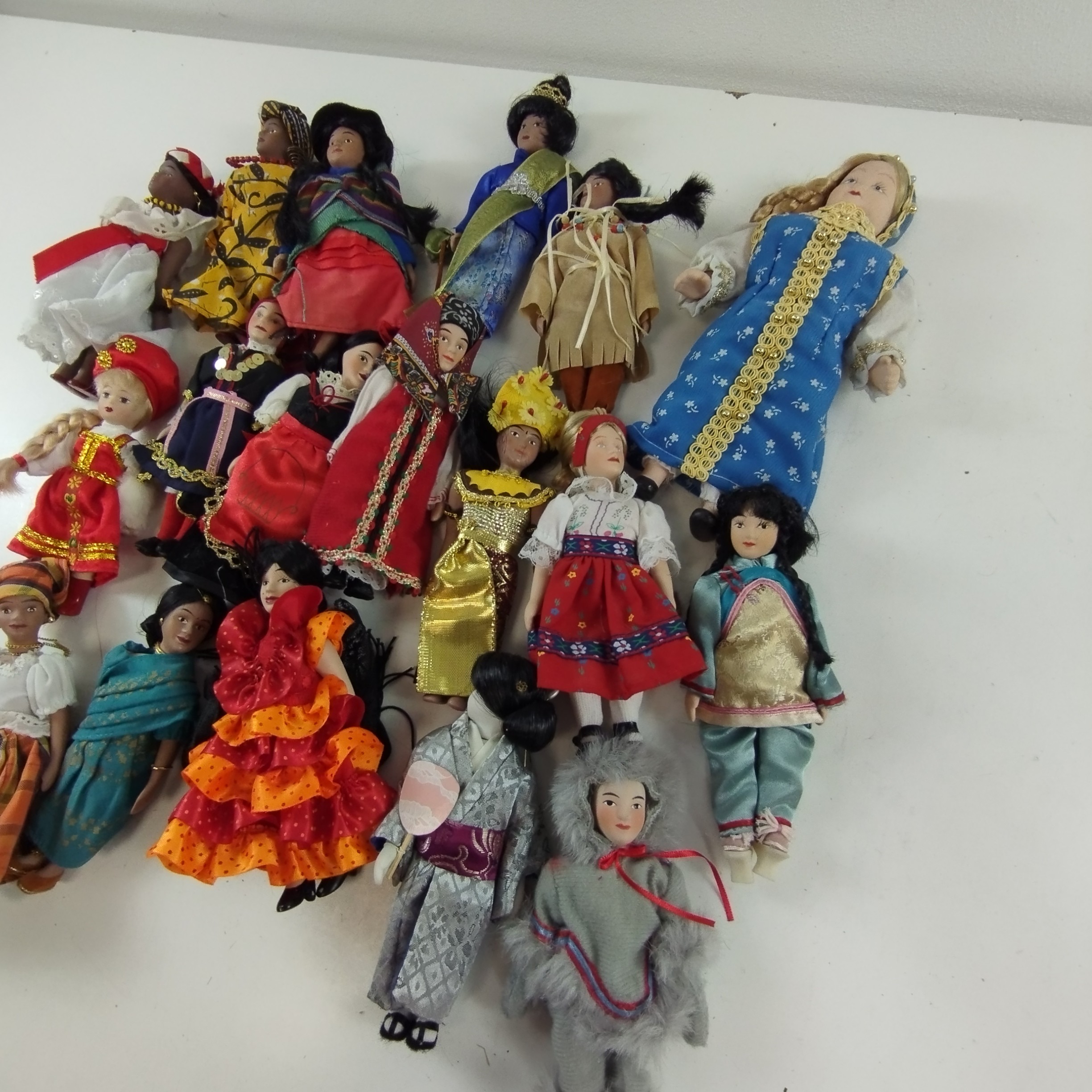 Poupées en porcelaine, ensemble de 18 poupées traditionnelles de plusieurs continents Très bon état - Vue 2 - 
