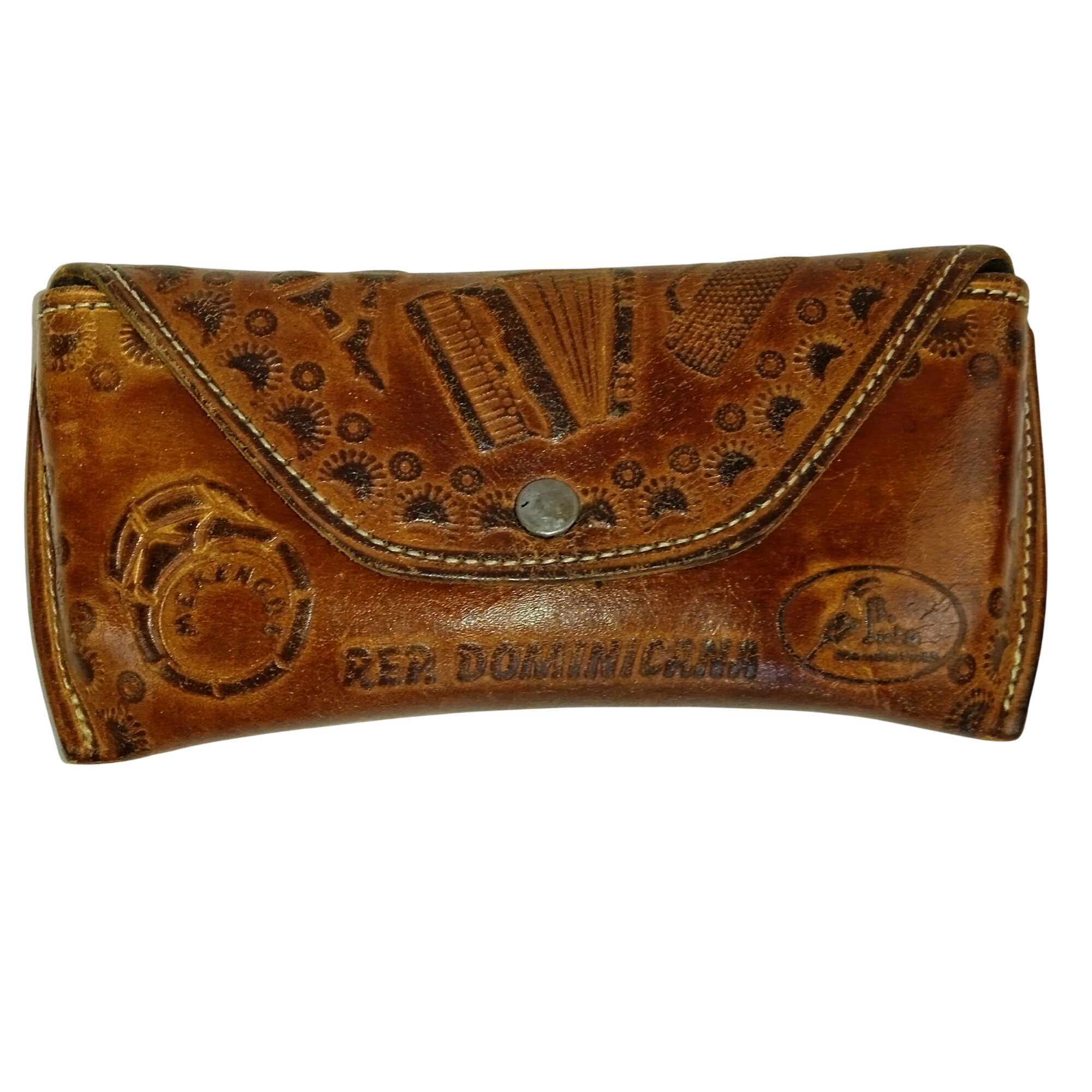 Acheter Étui pochette porte-lunettes en cuir repoussé DOMINICANA Bon état - 16,00 € Étui pochette porte-lunettes en cuir repoussé DOMINICANA Bon état - reconditionné disponible sur Label Emmaüs