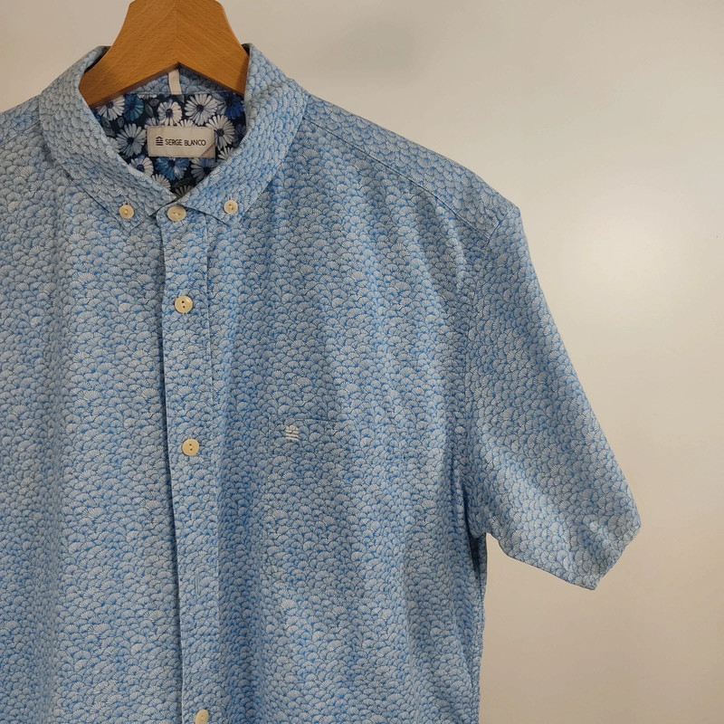 Voir photo 5 de Chemise homme manches courtes serge blanco bleu clair motifs discrets, doublure fleurie Chemise homme manches courtes serge blanco bleu clair motifs discrets, doublure fleurie Très bon état - Vue 5 -