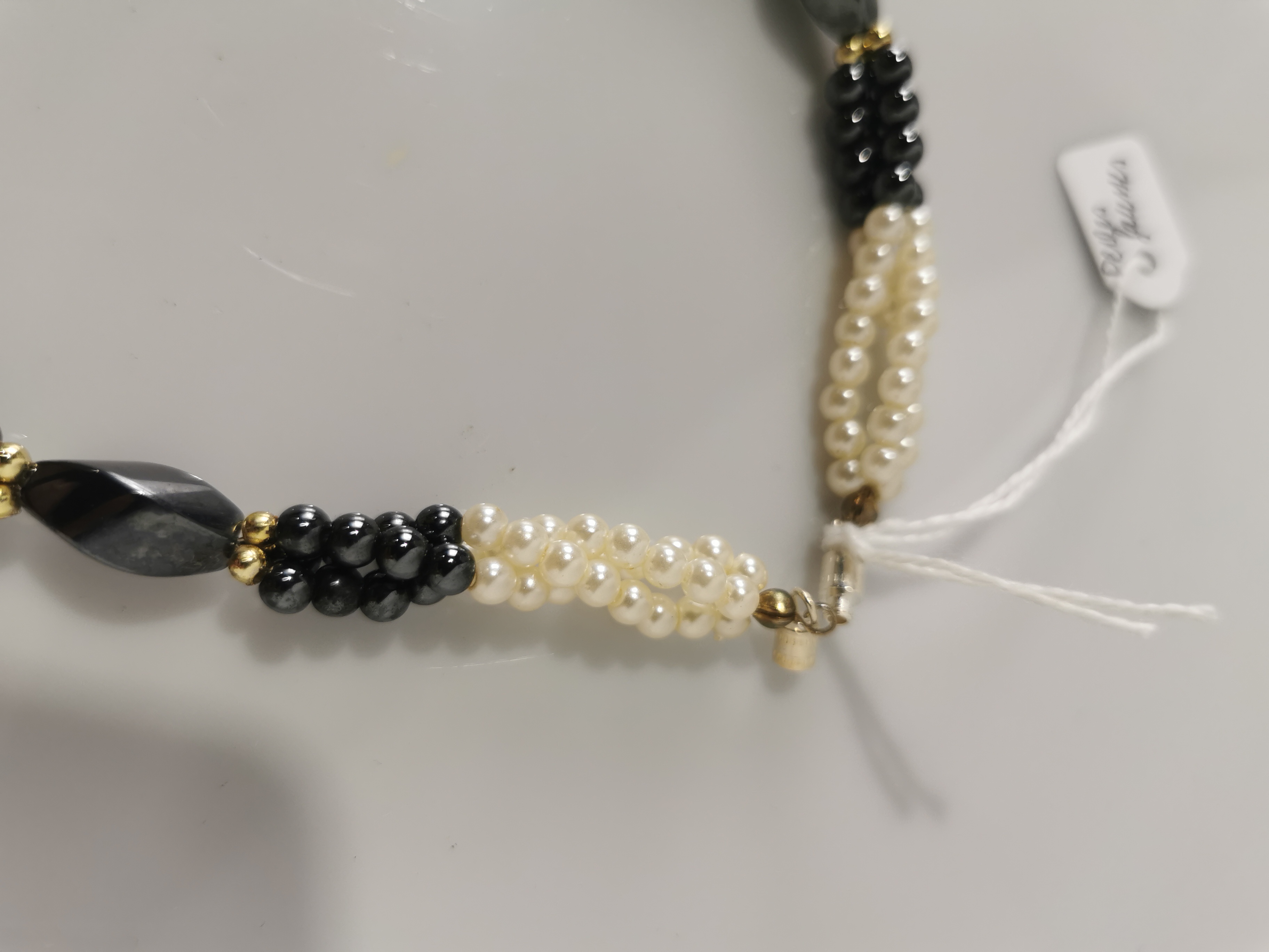 Collier torsadé fausses perles blanches et hématite  Bon état - Vue 5 - 