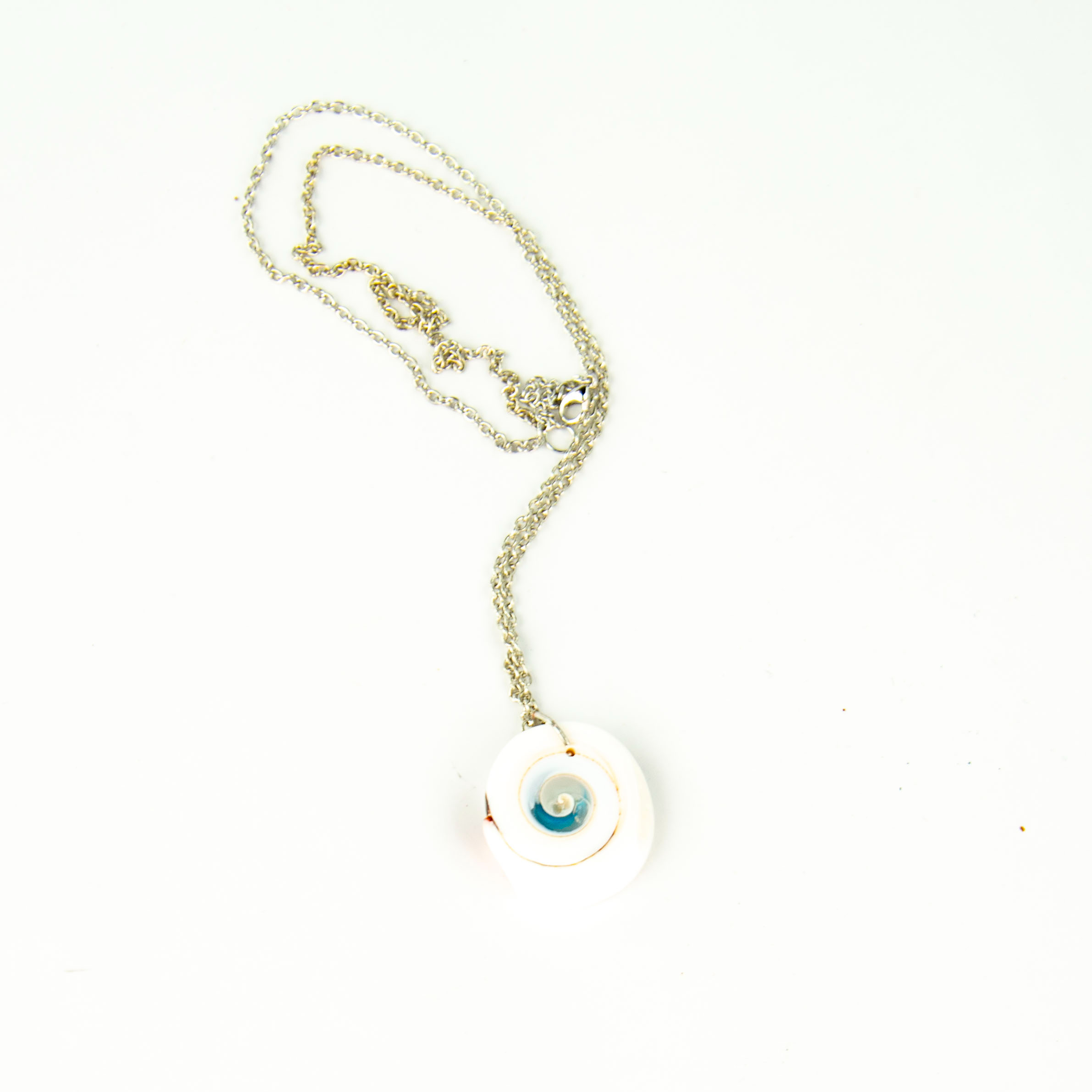 Collier en résine époxy blanche en forme de coquillage avec sa chaîne en métal Comme neuf - Vue 3 - 