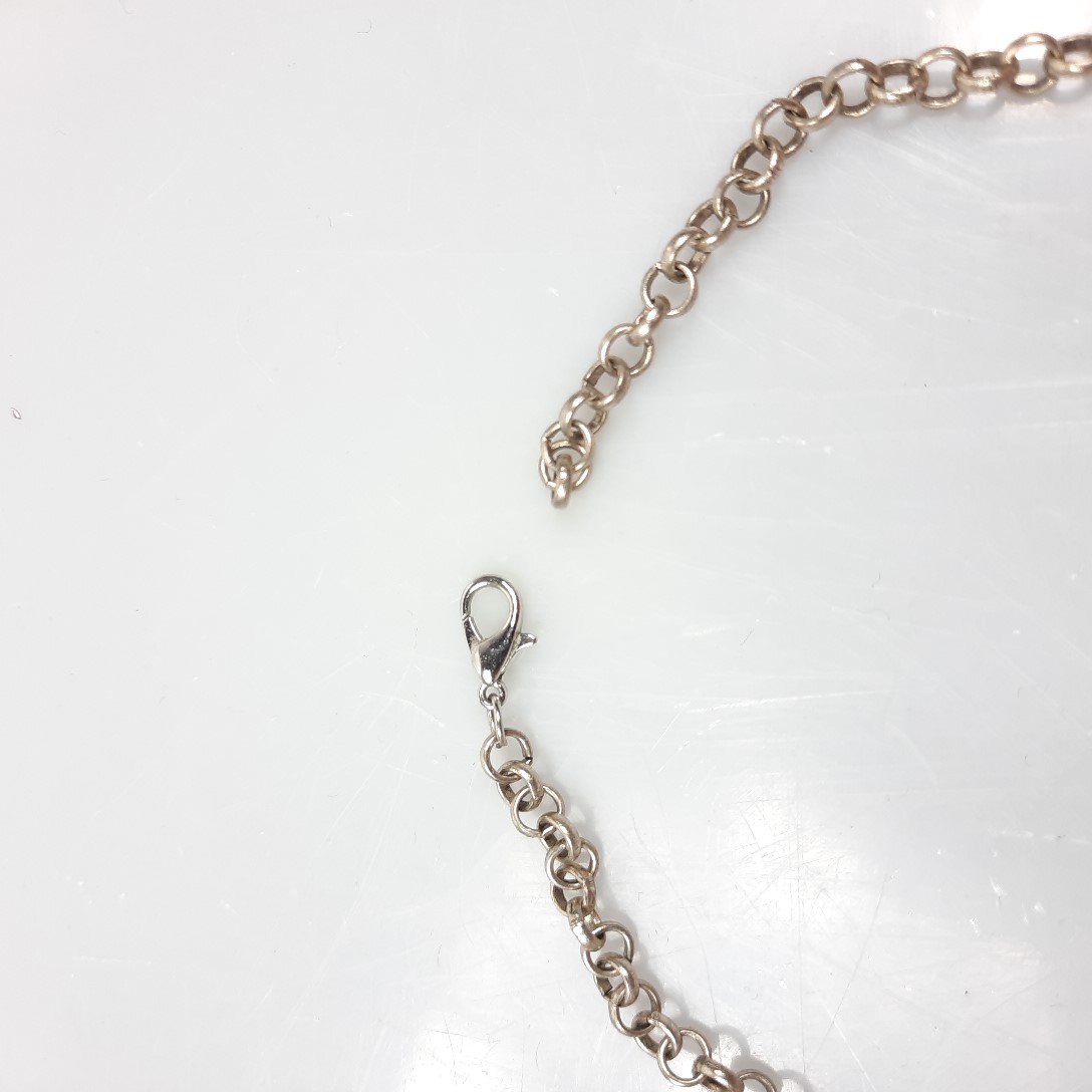 Voir photo 3 de Collier charme perles fantaisie et fleur en tissu Collier charme perles fantaisie et fleur en tissu Très bon état - Vue 3 -