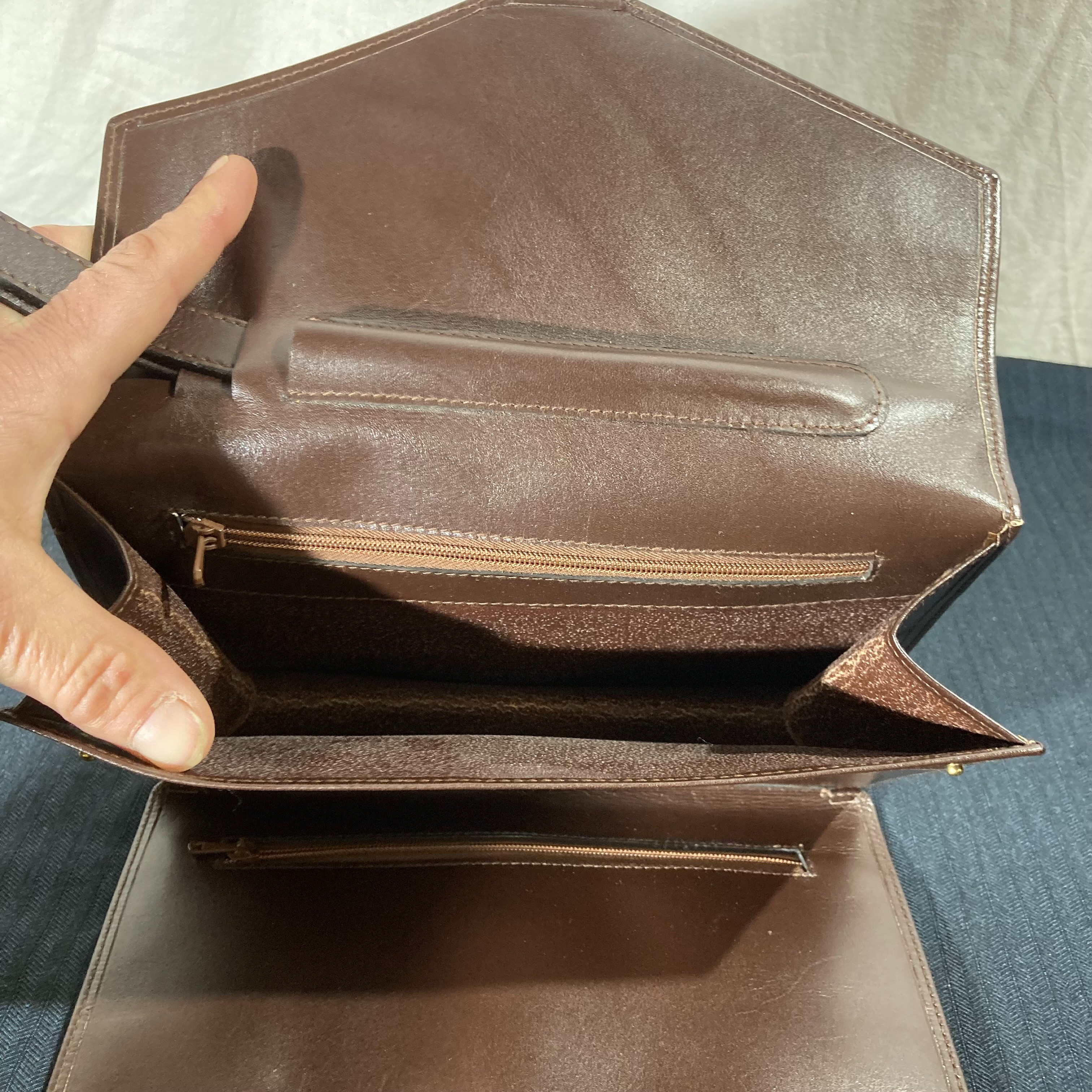 Voir photo 7 de Sacoche ou organiseur en cuir Pierre Cardin Sacoche ou organiseur en cuir Pierre Cardin Comme neuf - Vue 7 -