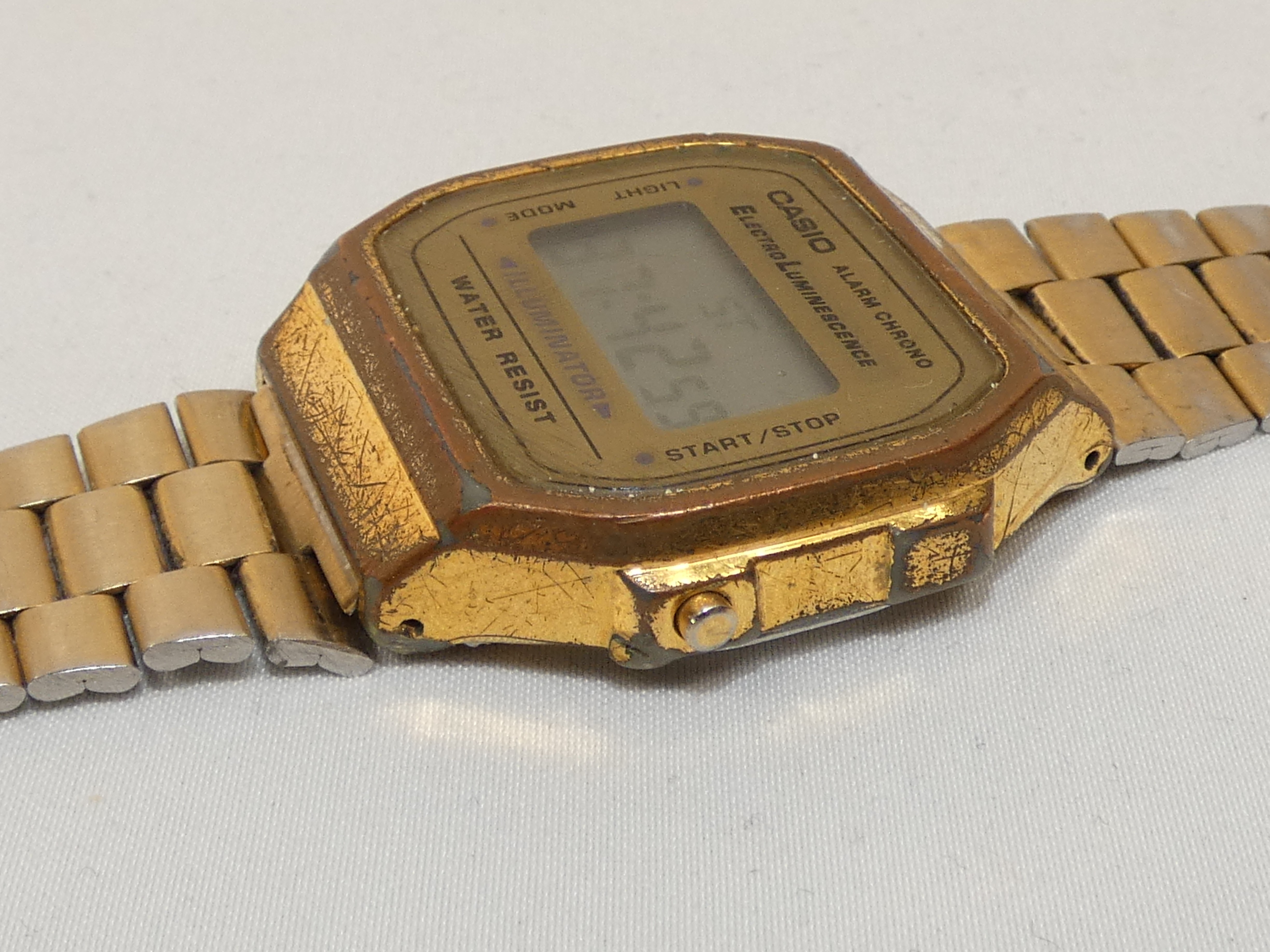 Montre quartz vintage de marque CASIO A168  - Vue 4 - 