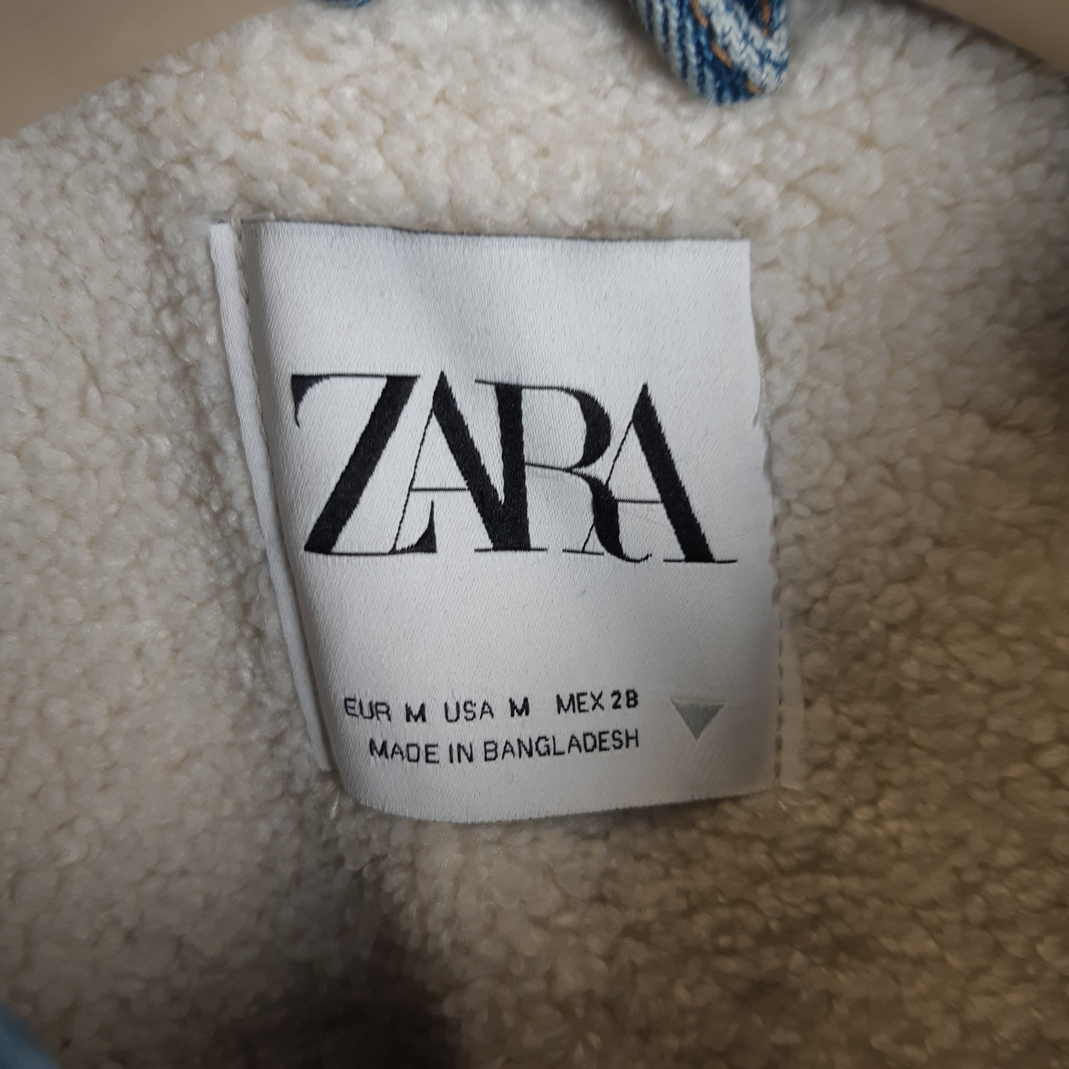 Voir photo 4 de Zara - Veste bleue coton fourrée - Taille M (estimée 42) Zara - Veste bleue coton fourrée - Taille M (estimée 42) Très bon état - Vue 4 -