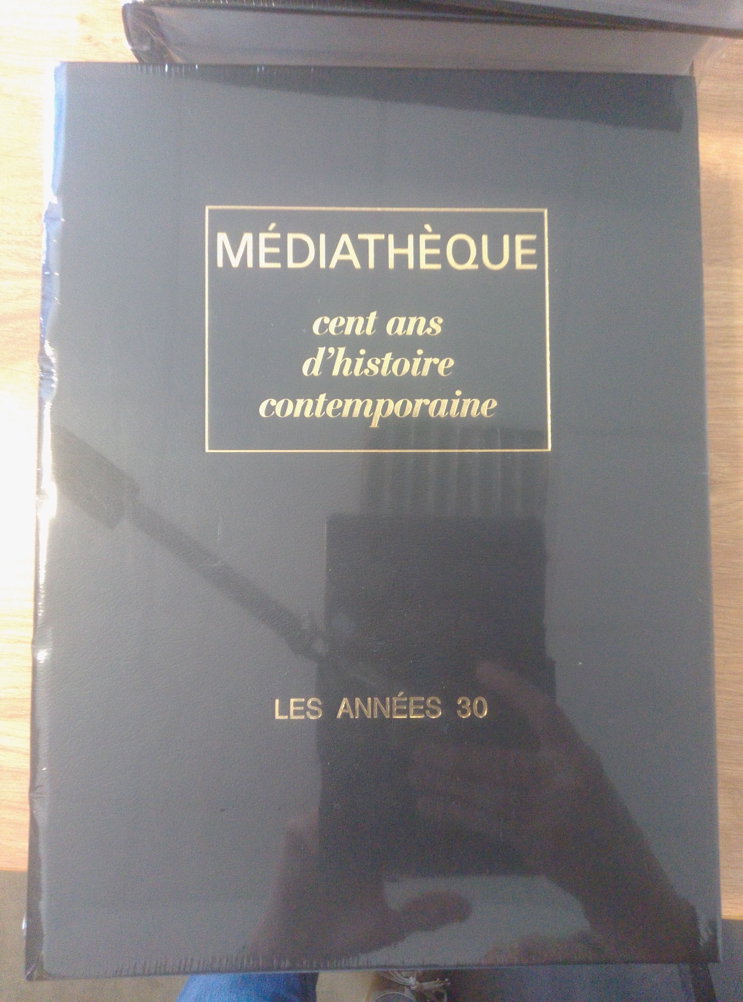 Médiathèque cent ans d'histoire contemporaine en 10 volumes - Photo 2