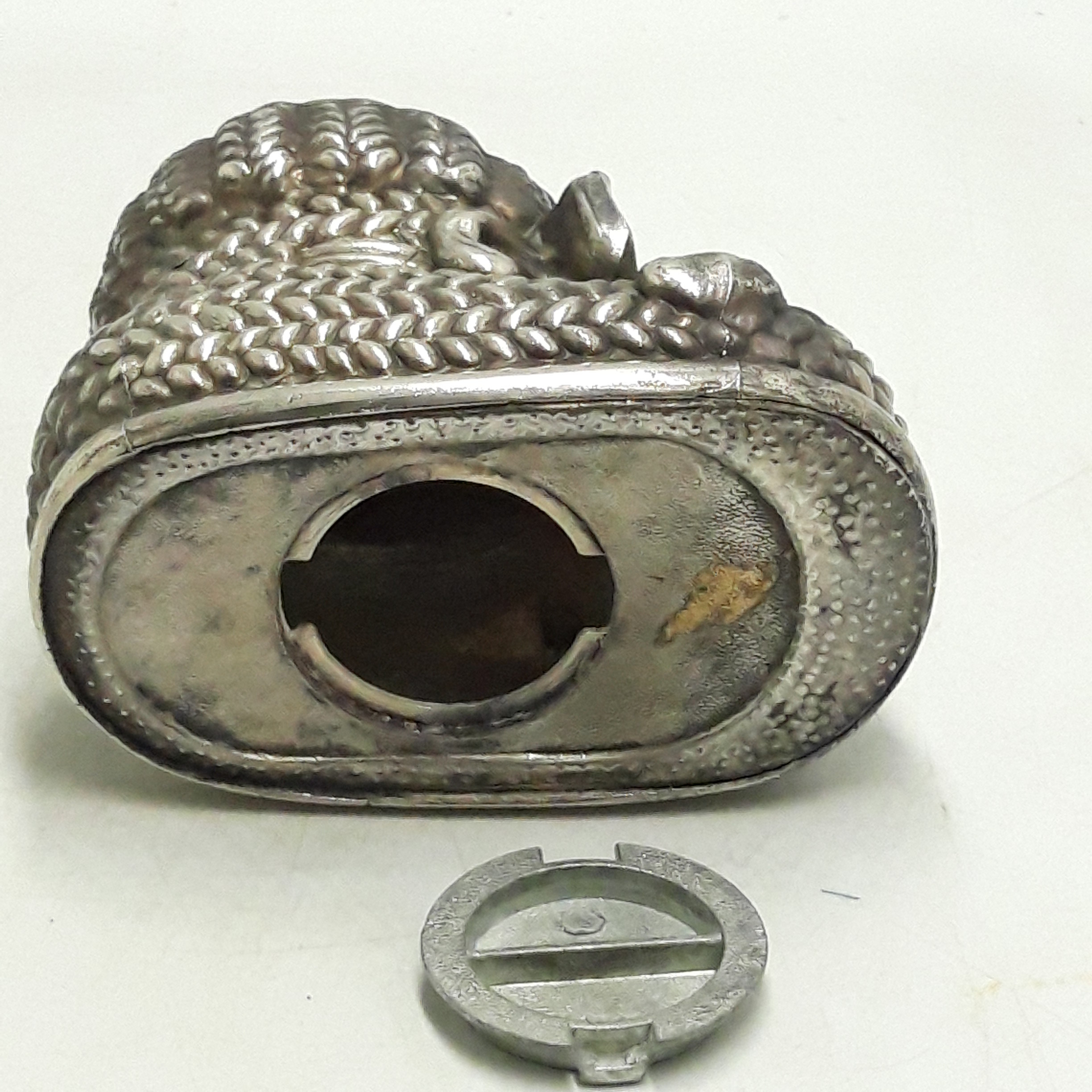 Voir photo 4 de Ancienne tirelire chaussons de bébé en métal argenté Ancienne tirelire chaussons de bébé en métal argenté Bon état - Vue 4 -