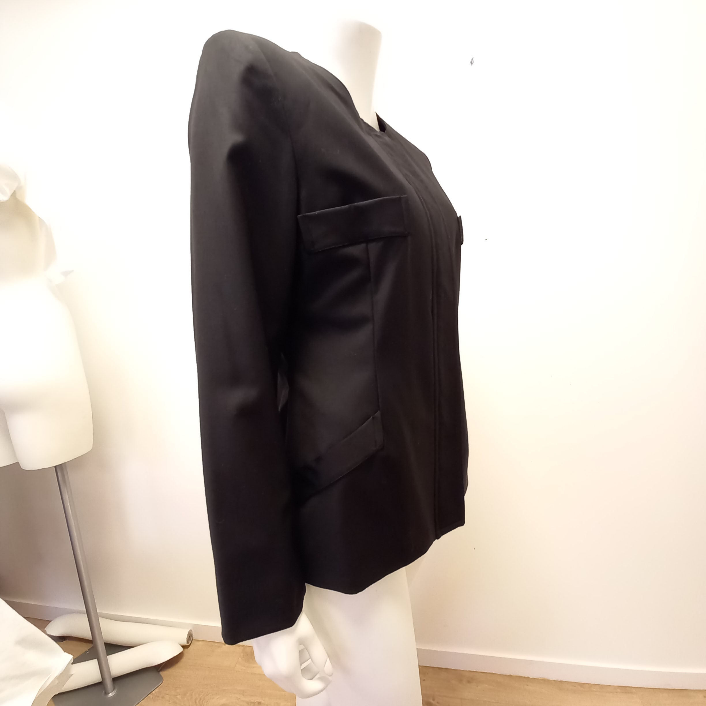 Voir photo 4 de Veste noire femme. Longchamp T.42 Veste noire femme. Longchamp T.42 - Vue 4 -