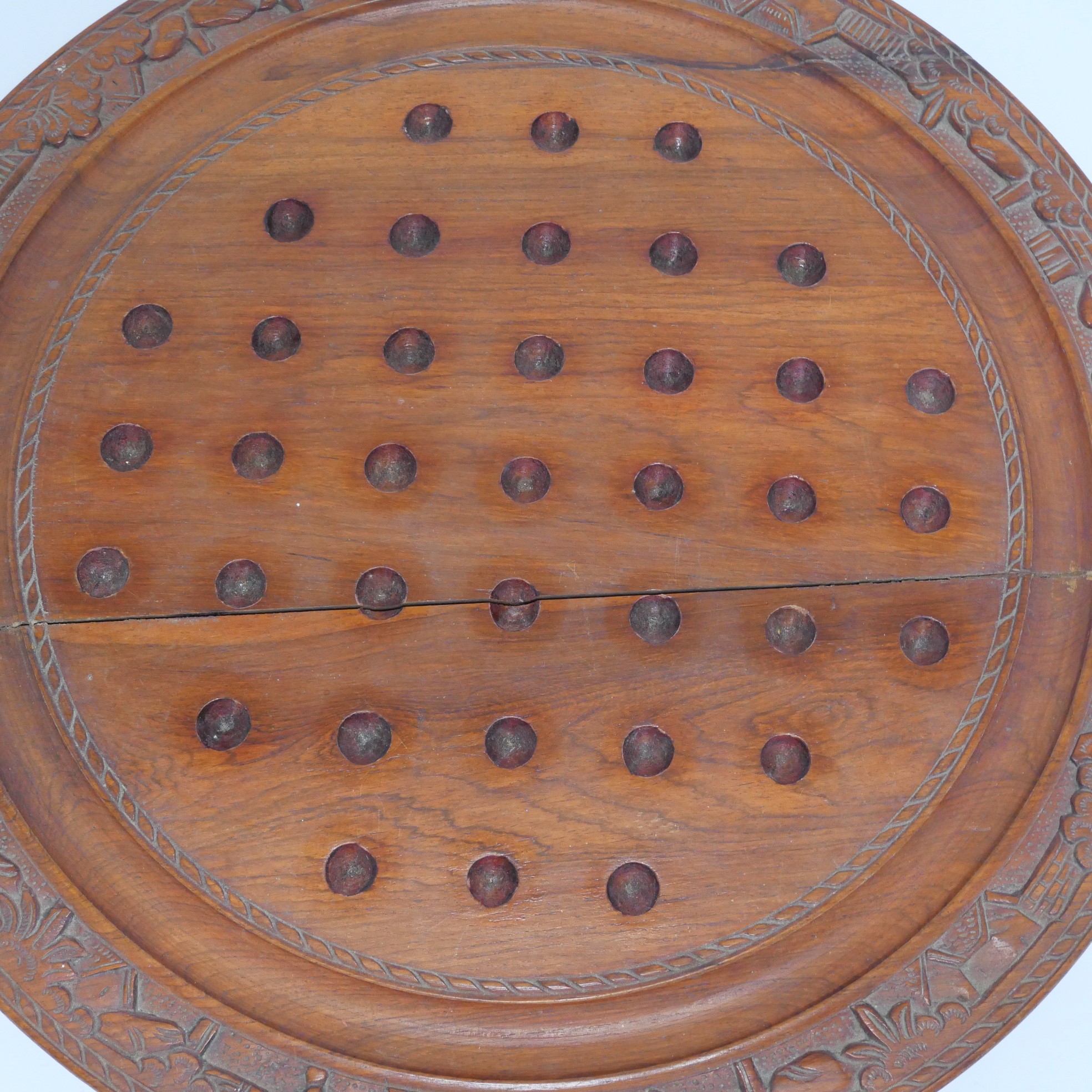 Jeu de solitaire en bois sculpté et billes en pierres naturelles et semi-précieuses Bon état - Vue 5 - 