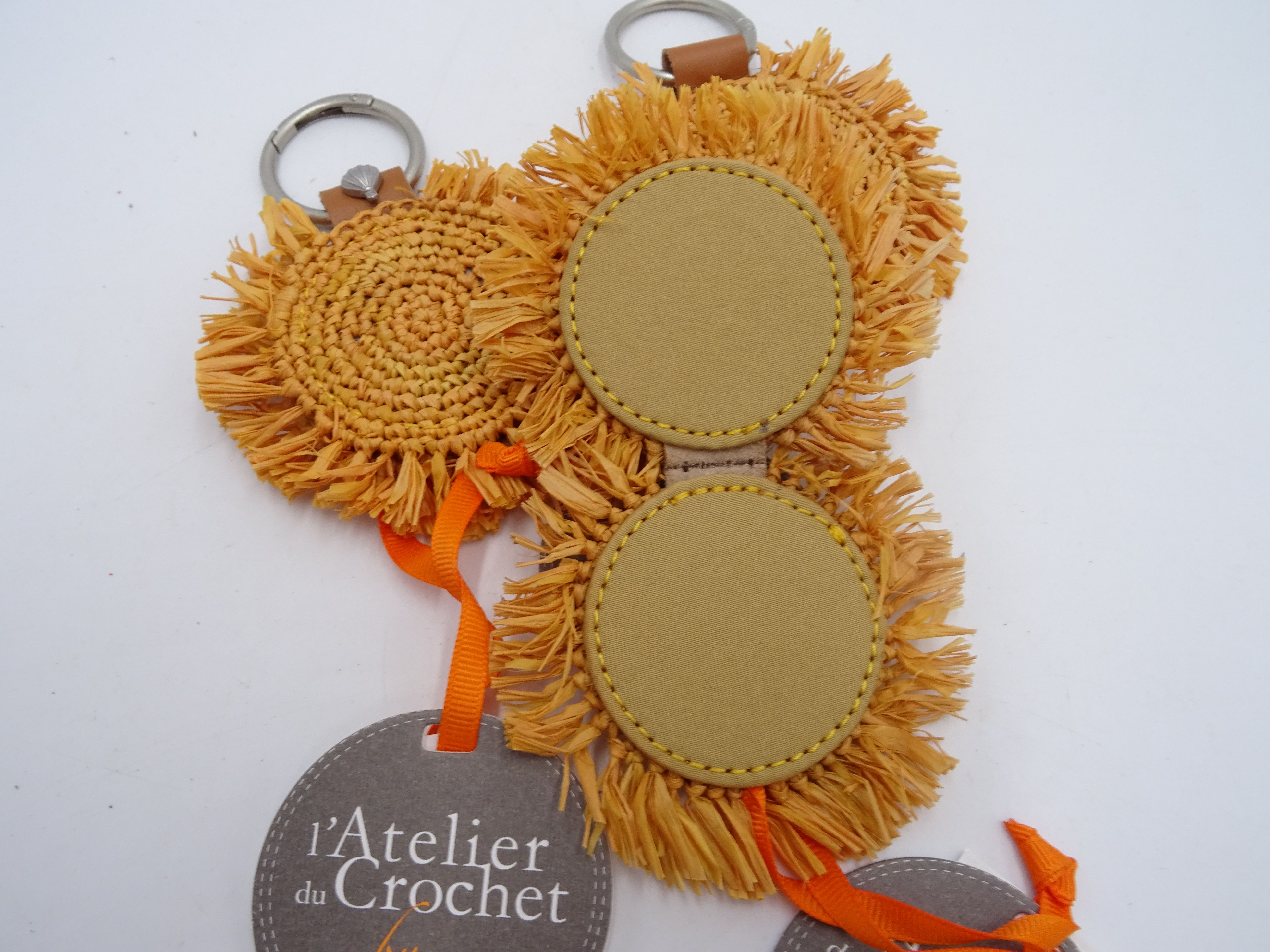Voir photo 2 de Pince à chapeau jaune orangé "l'Atelier du Crochet" Pince à chapeau jaune orangé "l'Atelier du Crochet" Comme neuf - Vue 2 -